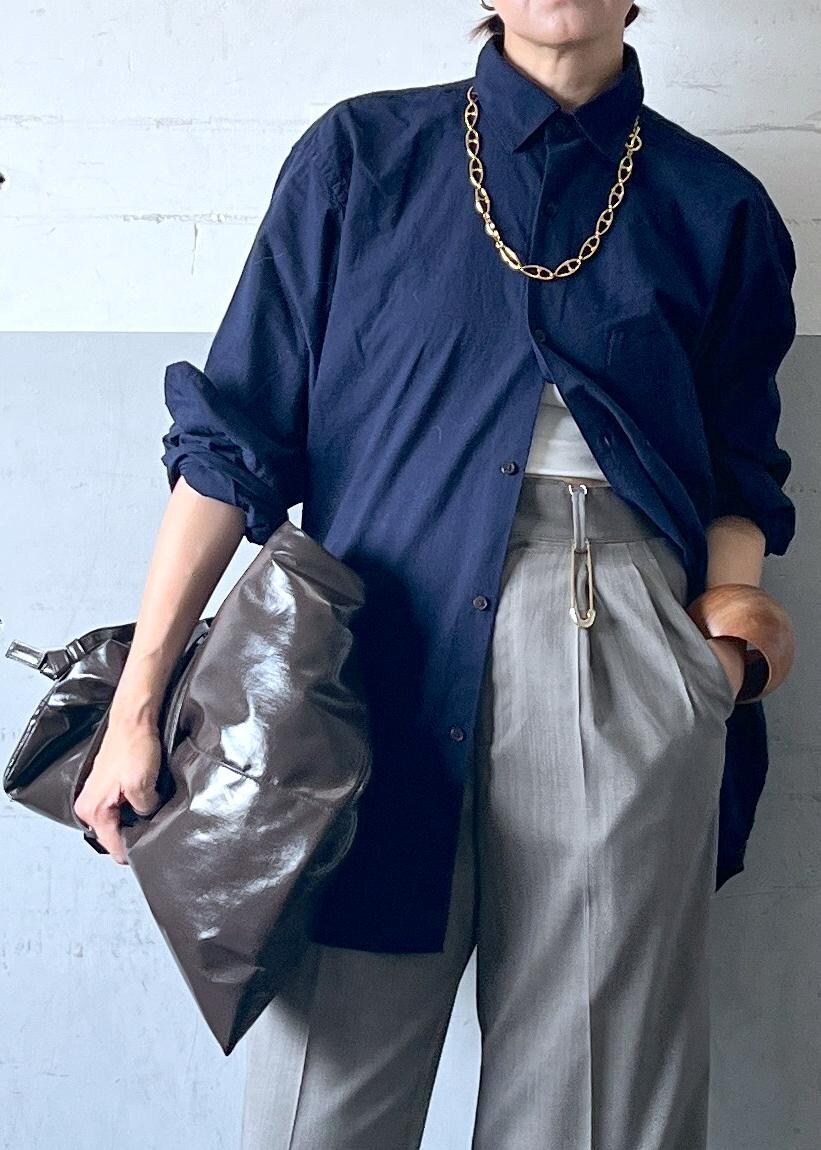 「24aw_style、ブラウン、長袖、ネイビー、シャツ、オーバーサイズ、襟、パンツ、グレー、テーパード、ゴールド、夏コーデ、初秋コーデ、ADAM ET ROPÉ、ナチュラル」|「ADAM ET ROPE'のコットン シルクネップ ルーズシルエット レギュラーカラー シャツ / セットアップ対応 / ロングシーズン着用可能(シャツ/ブラウス、ブルー系)」を使った、カワバタさん(レディース・166cm)の夏コーディネートの7枚目の写真