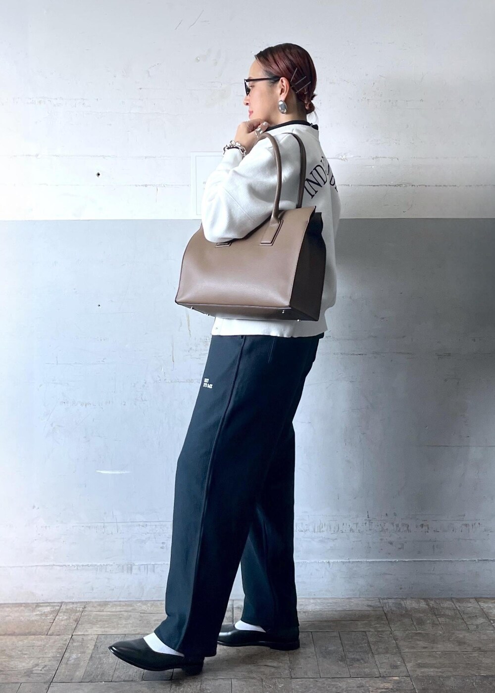 「春コーデ、ADAM ET ROPÉ、ナチュラル、イエベ秋、乾燥、高身長、トップス、スウェット、カーディガン、パンツ、バッグ、トートバッグ、財布/小物、キーホルダー、EUM35890」｜「ADAM ET ROPE'の2WAYスウェットニットカーディガン（カーディガン/ボレロ、ホワイト系）」を使った、カワバタさん（レディース・166cm）の冬コーディネートの9枚目の写真