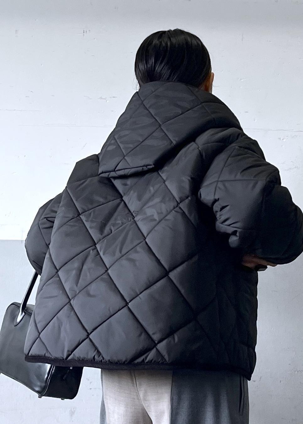 グレー系のその他パンツ、ブラック系のニット/セーター、ホワイト系のスニーカーを着用したレディースの冬コーディネートの8枚目の写真