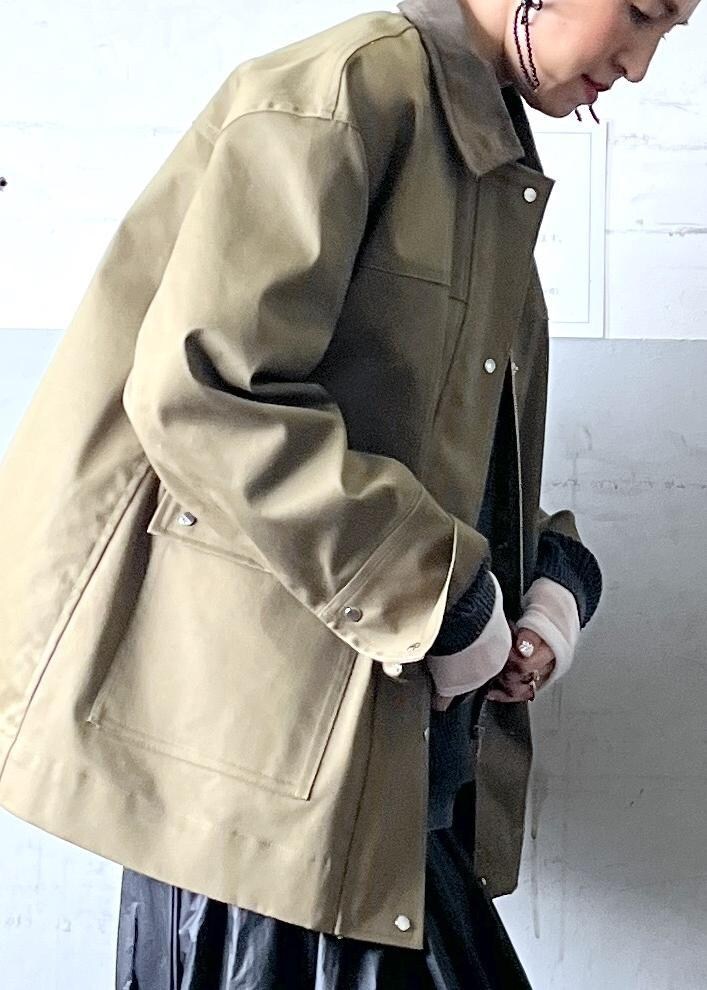 「オールインワン/サロペット、つなぎ/オールインワン、GAY05030、2025セレモニー、ADAM ET ROPÉ、ナチュラル、イエベ秋、乾燥、高身長、トップス、Tシャツ/カットソー、ニット/セーター、ジャケット/アウター、ブルゾン、スカート」|「ADAM ET ROPE'の【サスティナブル・洗える】エアリーシアーカフスカットソー(Tシャツ/カットソー、ホワイト系)」を使った、カワバタさん(レディース・166cm)の冬コーディネートの7枚目の写真