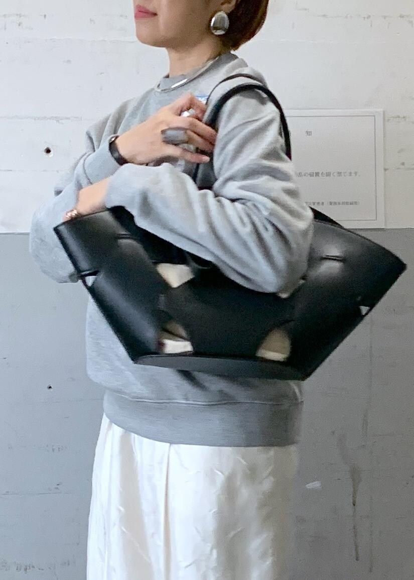 「フルーツオブザルーム、シアーソックス、ブラック、ショルダーバッグ、トートバッグ、レザーバッグ、グレー、長袖、スウェット、ライトグレー、ADAM ET ROPÉ、FEMME、高身長、骨格ナチュラル、イエベ」|「FRUIT OF THE LOOMの【FRUIT OF THE LOOM for ADAM ET ROPE'】別注 Logo Sweatshirt(スウェット、グレー系)」を使った、カワバタさん(レディース・166cm)の冬コーディネートの5枚目の写真