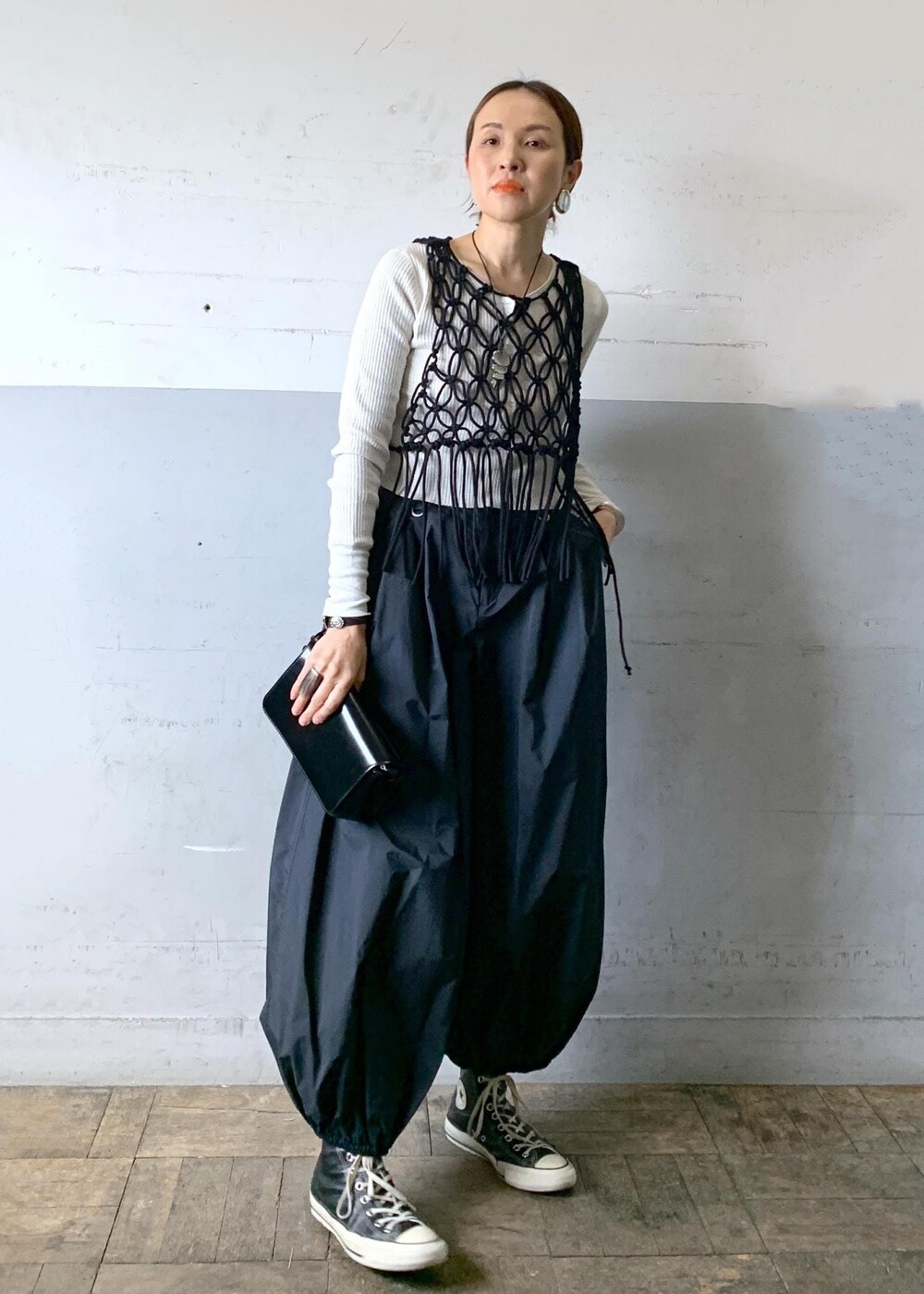 「バルーンパンツ、ロープジレ、ブラック、クラッチバッグ、長袖、パンツ、ADAM ET ROPÉ、FEMME、高身長、骨格ナチュラル、イエベ、大人カジュアル、モード、レイヤード、春」|「ADAM ET ROPE'のエナメルウォレットショルダーバッグ(ショルダーバッグ、ブラック系)」を使った、カワバタさん(レディース・166cm)の冬コーディネートの4枚目の写真