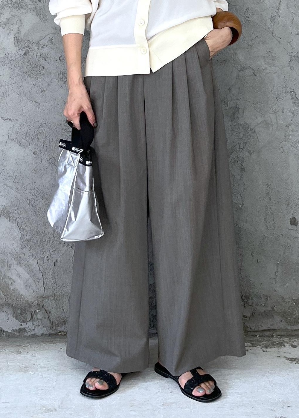 「春夏バッグ、春コーデ、大人カジュアル、パンツスタイル、ADAM ET ROPÉ、ナチュラル、イエベ秋、乾燥、高身長、トップス、カーディガン、パンツ、スラックス、バッグ、トートバッグ」｜「ADAM ET ROPE'の3タックトロピカルスラックス（スラックス、グレー系）」を使った、カワバタさん（レディース・166cm）の春コーディネートの5枚目の写真