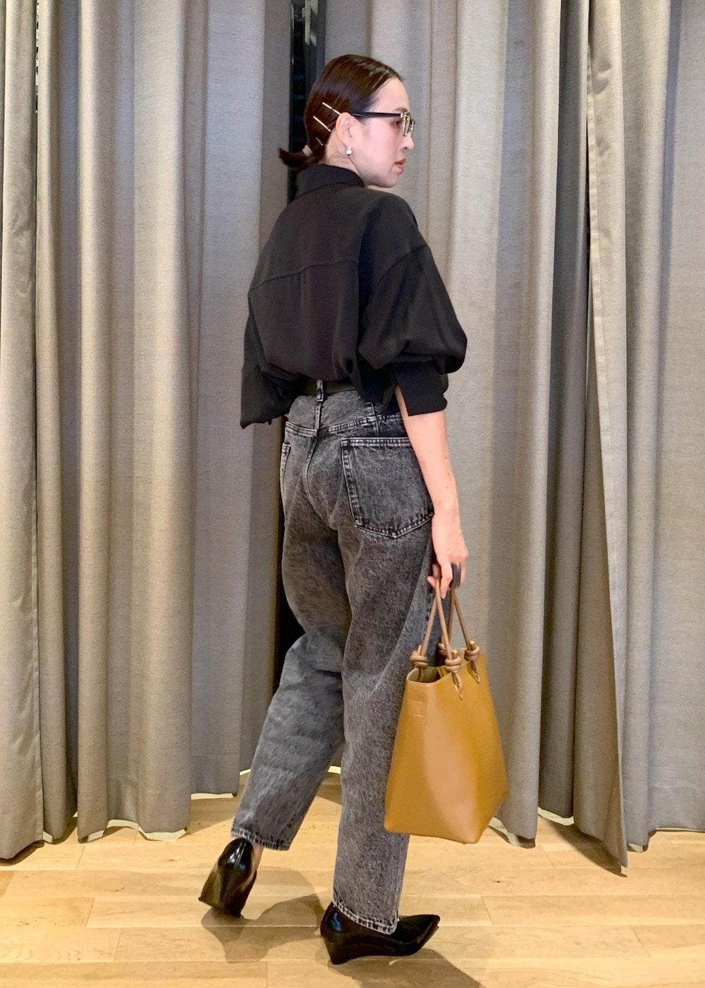 「デニム、ブラウス、トートバッグ、パンプス、シャツ、ショルダーバッグ、ブラックコーデ、きれいめカジュアル、シャツスタイル、秋服準備はじめました」|「ADAM ET ROPE'のフォルムウェッジパンプス(パンプス、ブラック系)」を使った、カワバタさん(レディース・166cm)の秋コーディネートの4枚目の写真
