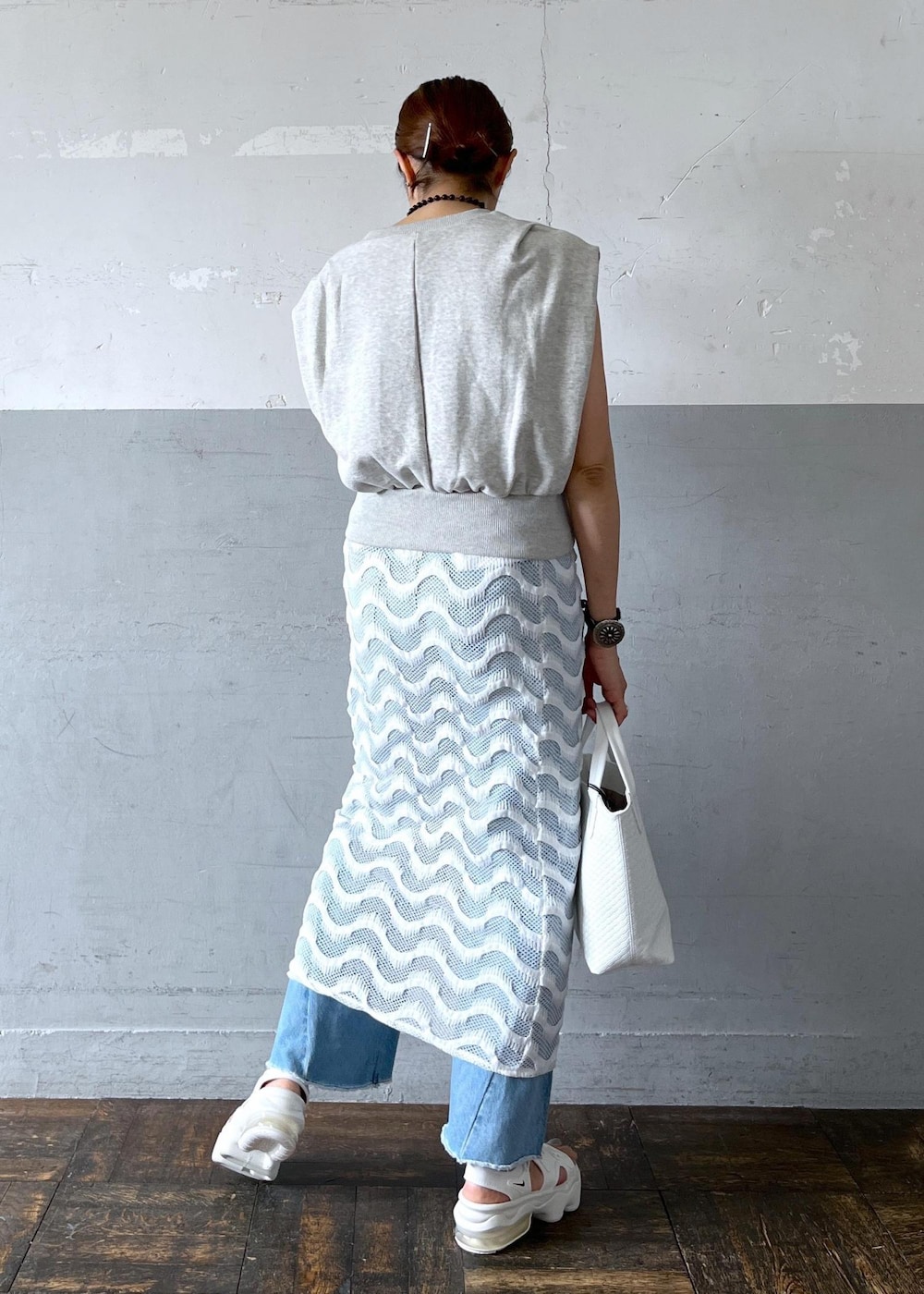 「ノマディス、NOMADIS、ナイキ、NIKE、healthy denim、ヘルシーデニム、ADAM ET ROPÉ、FEMME、高身長、骨格ナチュラル、イエベ、きれいめカジュアル、大人カジュアル、レイヤード、スポーティー」｜「NIKEの【NIKE】AIR MAX KOKO SANDAL（サンダル、ベージュ系）」を使った、カワバタさん（レディース・166cm）の春コーディネートの5枚目の写真