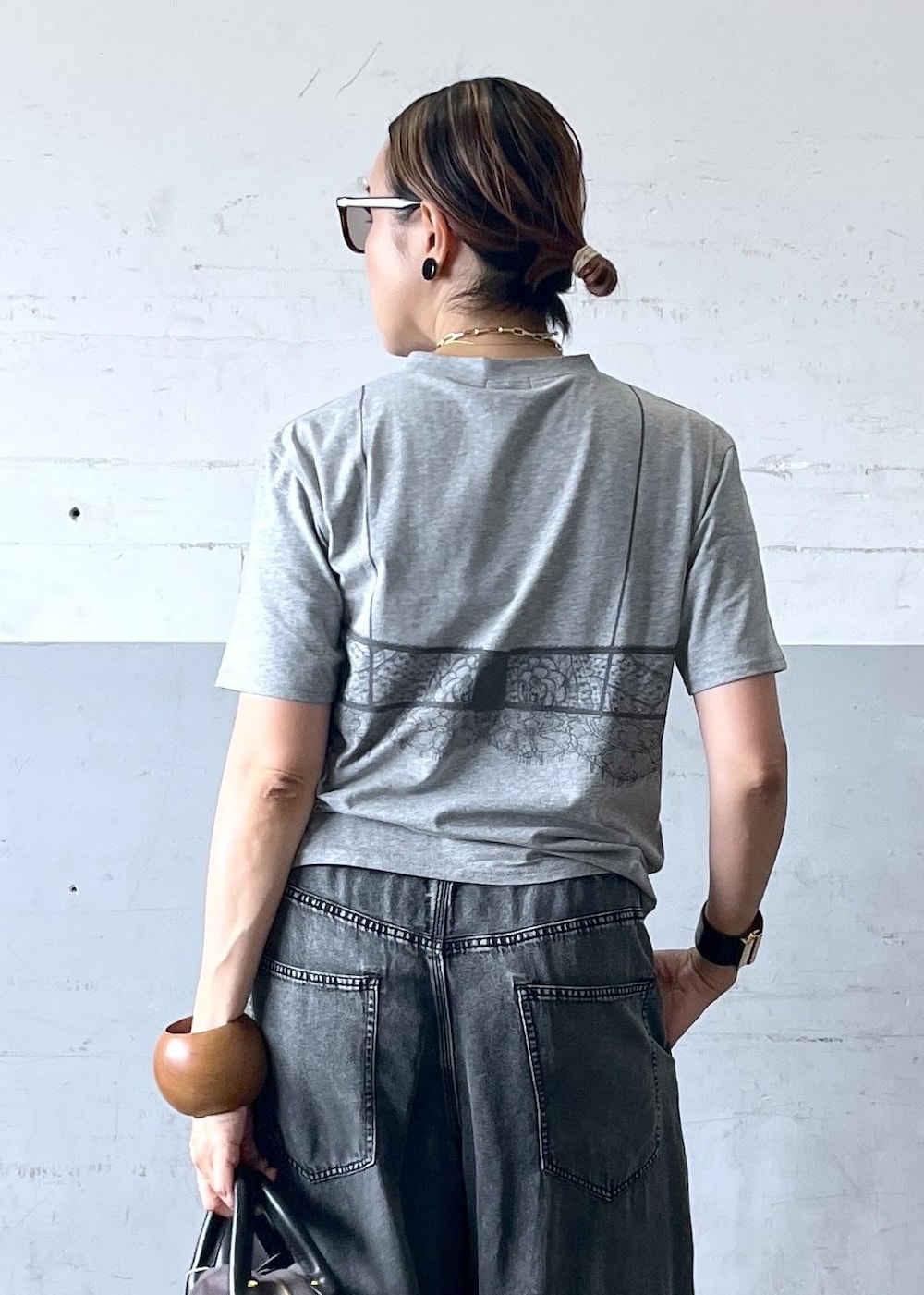 「初夏コーデ、大人カジュアル、ADAM ET ROPÉ、ナチュラル、イエベ秋、乾燥、高身長、トップス、Tシャツ/カットソー、パンツ、デニムパンツ、バッグ、ハンドバッグ、シューズ、バレエシューズ」｜「ADAM ET ROPE'のメタリックバレエ（バレエシューズ、その他）」を使った、カワバタさん（レディース・166cm）の夏コーディネートの4枚目の写真