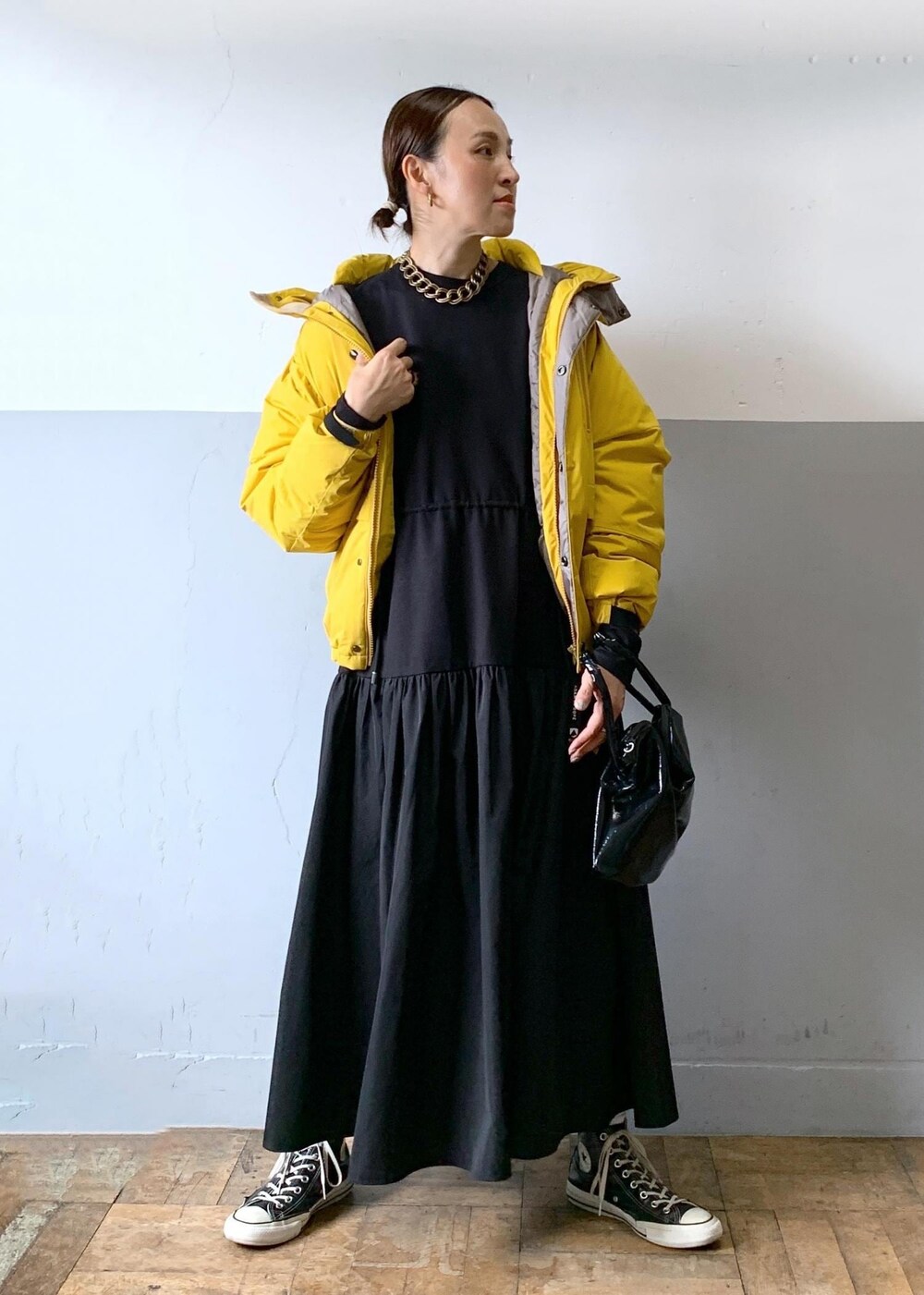 「長袖、ジャケット、イエロー、ブラック、ロング、ワンピース、スニーカー、ハイカット、ADAM ET ROPÉ、FEMME、HOMME、高身長、骨格ナチュラル、イエベ、大人カジュアル」｜「ADAM ET ROPE'の【ALLIED/アライド】ショートダウンジャケット / 防水性 / 透湿性 / 保温性 / ユニセックス（ダウンジャケット/コート、イエロー系）」を使った、カワバタさん（レディース・166cm）の秋コーディネートの5枚目の写真