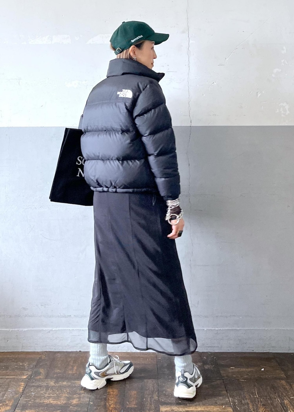 「ラコステ、tnf、the north face、グリーンダウン、スポーティ&リッチ、sporty&rich、ワンピースコーディネート、ワンピースコーデ、初冬コーデ、冬コーデ、デートコーデ、お出かけコーデ、旅行コーデ、大人カジュアル、カジュアルコーデ」｜「ADAM ET ROPE'の【IDEA BOOKS(アイディアブックス)】SCHOOL NIGHT BAG（トートバッグ、ブラック系）」を使った、カワバタさん（レディース・166cm）の秋コーディネートの5枚目の写真