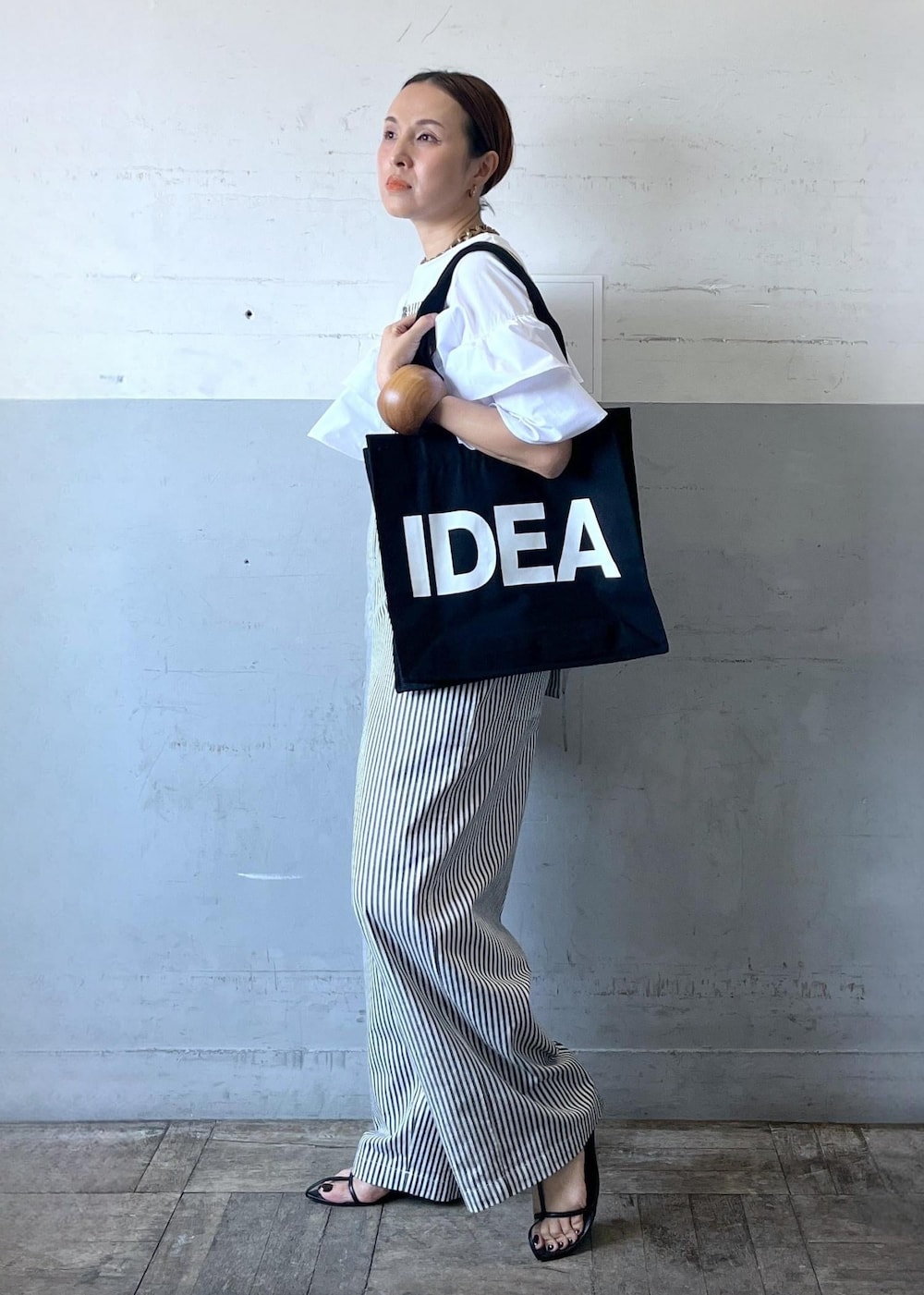 「idea、ブラック、ロゴ、トートバッグ、プリント、エコバッグ、半袖、クルーネック、サンダル、ADAM ET ROPÉ、FEMME、高身長、骨格ナチュラル、イエベ、きれいめカジュアル」|「ADAM ET ROPE'の【サステナブル】ナロークロスストラップサンダル(サンダル、ブラック系)」を使った、カワバタさん(レディース・166cm)の夏コーディネートの2枚目の写真