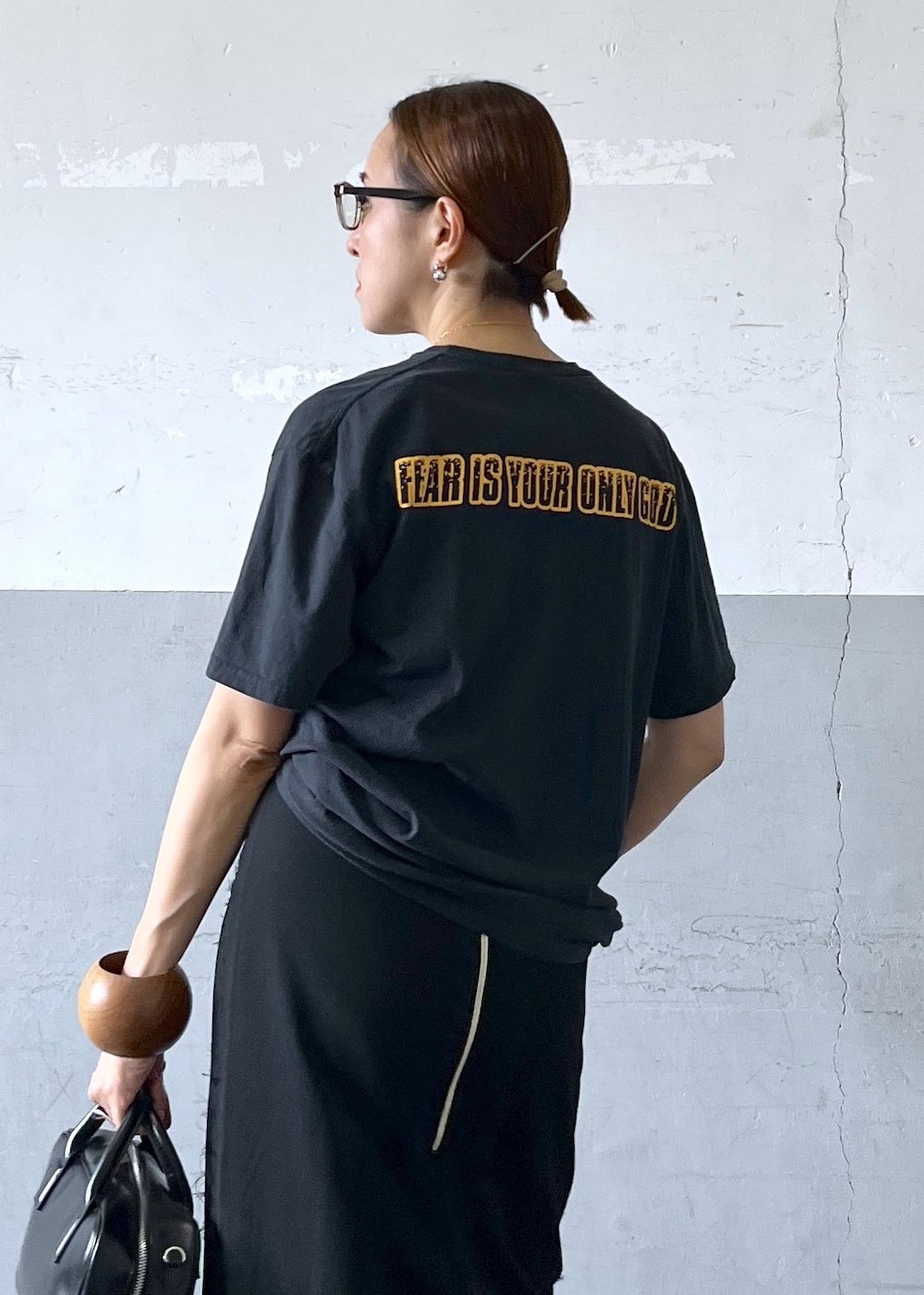 「tanc、アディダス、サンバ、バンドTシャツ、ロックTシャツ、24ss夏の新作、ブラック、レザー、ミニ、レザーバッグ、Tシャツ、半袖、クルーネック、プリント、英字」｜「ADAM ET ROPE'の【サステナブル】ロゴスクエアボストンバッグ（ボストンバッグ、ブラック系）」を使った、カワバタさん（レディース・166cm）の夏コーディネートの3枚目の写真