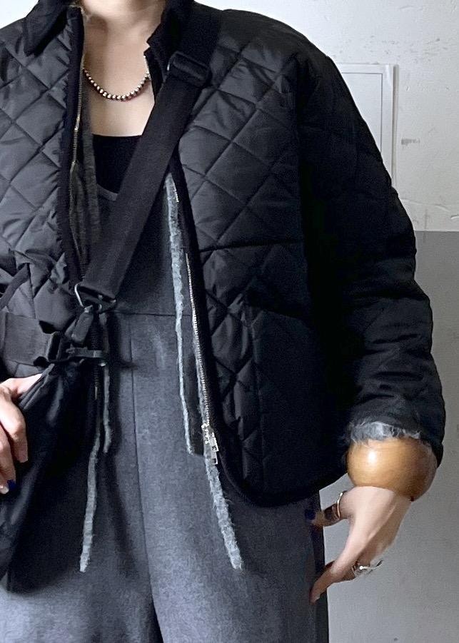 グレー系のつなぎ/オールインワン、グレー系のカーディガン/ボレロ、ホワイト系のスニーカーを着用したレディースの冬コーディネートの9枚目の写真