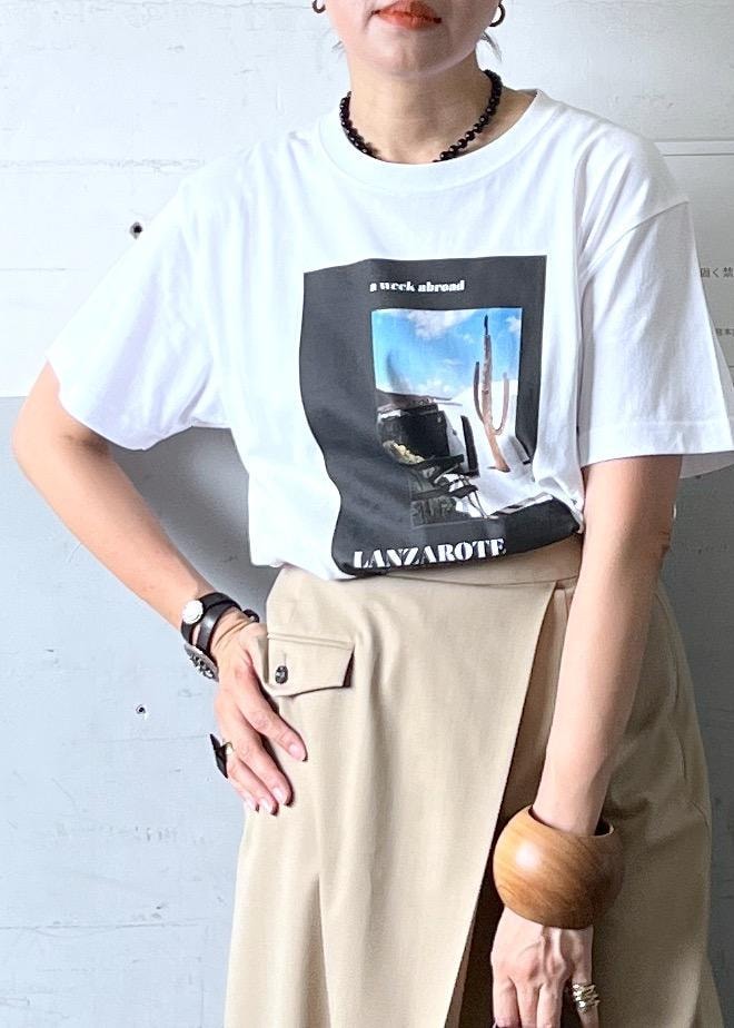 「ナイキ、nike、awa、フォトTシャツ、アニエス、夏コーデ、旅行コーデ、大人カジュアル、スカートスタイル、カジュアルコーデ、ADAM ET ROPÉ、ナチュラル、イエベ秋、乾燥、高身長」｜「ADAM ET ROPE'の【サステナブル】オーバーラップスリットスカート（スカート、ベージュ系）」を使った、カワバタさん（レディース・166cm）の夏コーディネートの5枚目の写真