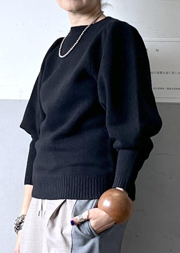 グレー系のその他パンツ、ブラック系のニット/セーター、ホワイト系のスニーカーを着用したレディースの冬コーディネートの9枚目の写真