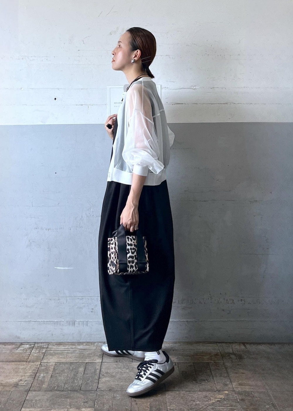 「ganni、ガニー、別注、adidas、ブラック、ホワイト、ミニ、長袖、ノーカラー、夏コーデ、お出かけコーデ、旅行コーデ、大人カジュアル、体型カバー、ADAM ET ROPÉ」｜「ADAM ET ROPE'の【洗える・ストレッチ】サイドギャザーワンピース（ワンピース、ブラック系）」を使った、カワバタさん（レディース・166cm）の夏コーディネートの3枚目の写真