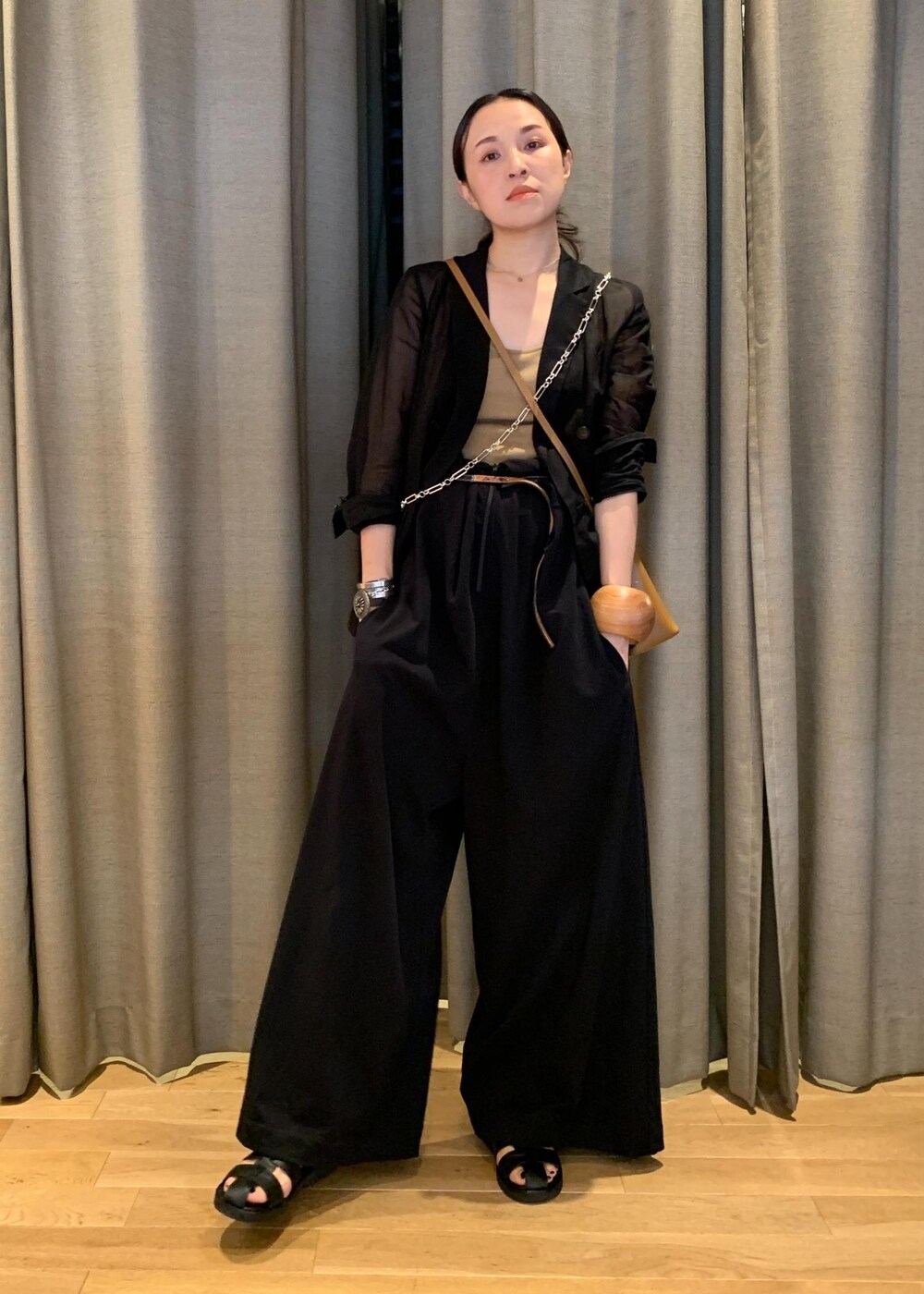 「逸品、アレンジ、ブラック、パンツ、ワイド、オールインワン、ADAM ET ROPÉ、FEMME、高身長、骨格ナチュラル、イエベ、大人カジュアル、モード、夏、夏コーデ」|「ADAM ET ROPE'のカットロンパース(つなぎ/オールインワン、ブラック系)」を使った、カワバタさん(レディース・166cm)の夏コーディネートの7枚目の写真