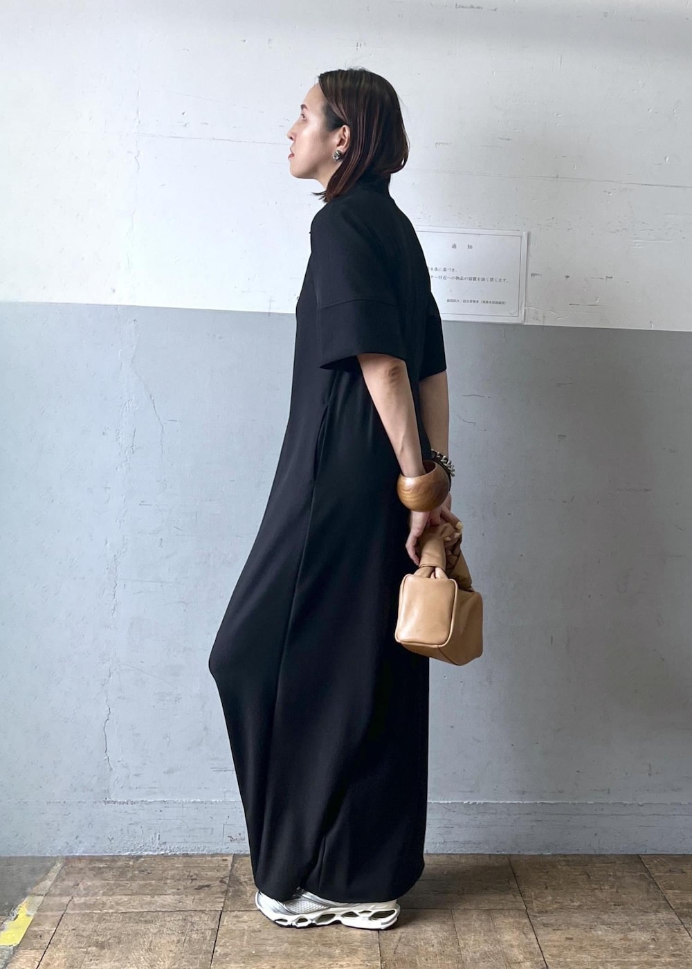 「トップス、Tシャツ/カットソー、シャツ/ブラウス、パンツ、デニムパンツ、ファッション雑貨、ベルト、EUA35360、EUM35350、EUS35050、GAH05130、GAW04021、4色展開、GANNI、NEEDBY」｜「ADAM ET ROPE'のポロシャツオールインワン（つなぎ/オールインワン、ブラック系）」を使った、カワバタさん（レディース・166cm）の春コーディネートの2枚目の写真