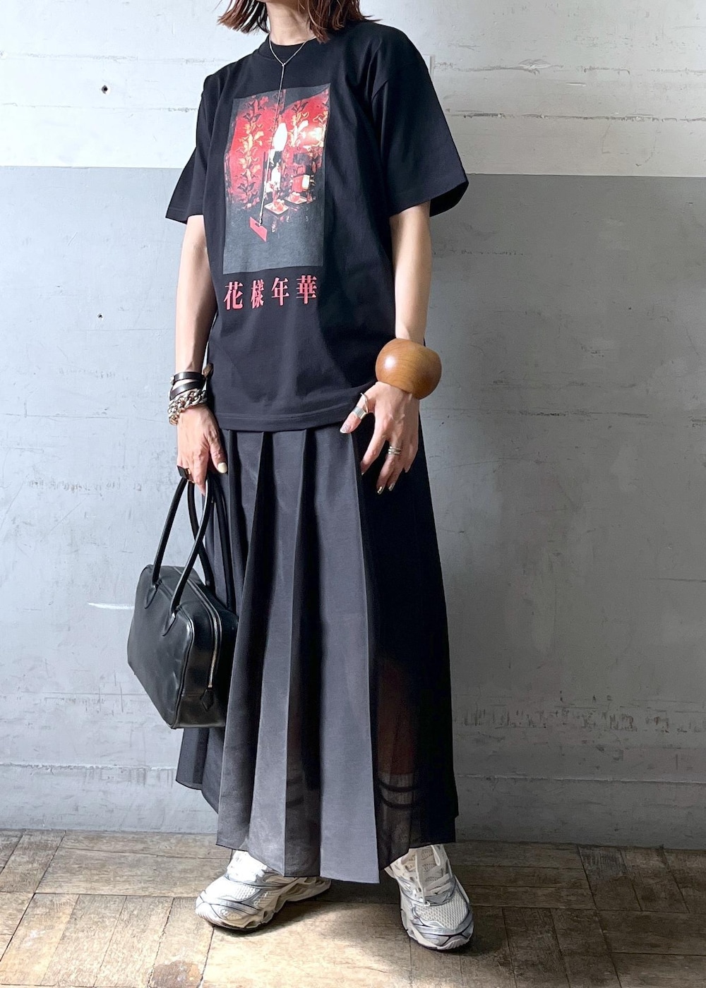 「初夏コーデ、ADAM ET ROPÉ、ナチュラル、イエベ秋、乾燥、高身長、トップス、Tシャツ/カットソー、スカート、GAC05090、GMM75010、2色展開、MSpecial_pickup、Tシャツ、ウェア」｜「ADAM ET ROPE'のシアーオーガンジープリーツスカート（スカート、ブラック系）」を使った、カワバタさん（レディース・166cm）の春コーディネートの2枚目の写真