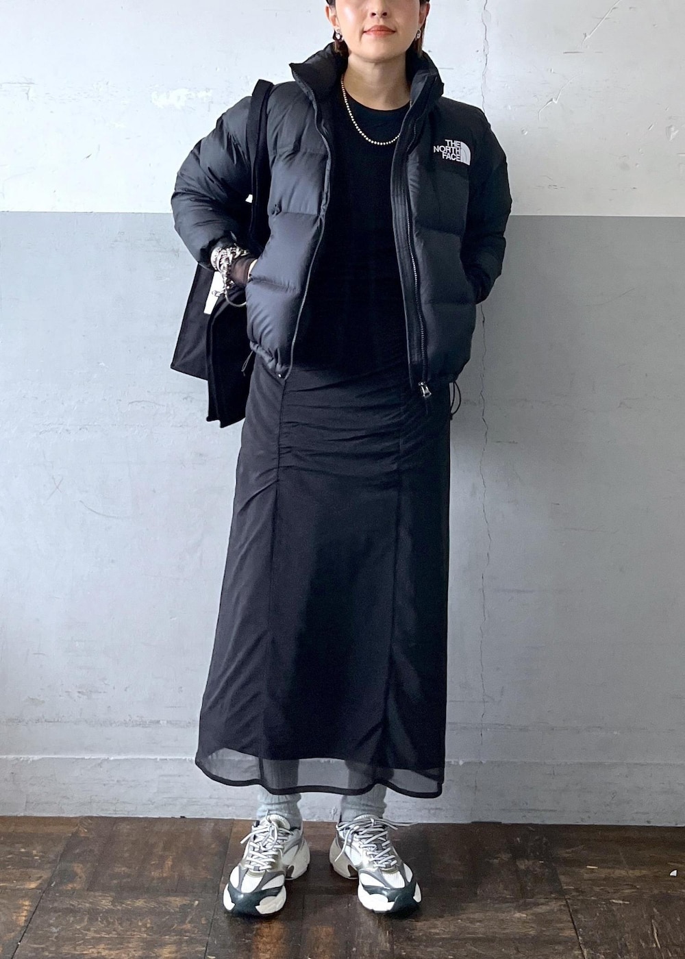 「ラコステ、tnf、the north face、グリーンダウン、スポーティ&リッチ、sporty&rich、ワンピースコーディネート、ワンピースコーデ、初冬コーデ、冬コーデ、デートコーデ、お出かけコーデ、旅行コーデ、大人カジュアル、カジュアルコーデ」｜「ADAM ET ROPE'の【IDEA BOOKS(アイディアブックス)】SCHOOL NIGHT BAG（トートバッグ、ブラック系）」を使った、カワバタさん（レディース・166cm）の秋コーディネートの2枚目の写真
