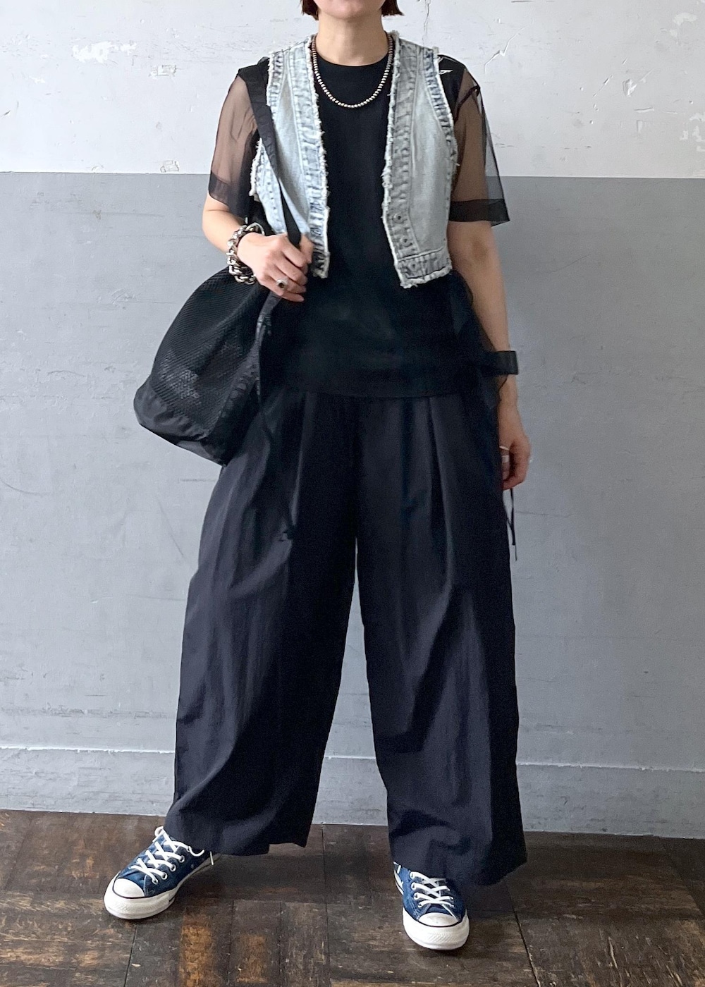 「チュール付き、ブラック、ショルダーバッグ、ショルダー、カットソー、クルーネック、ノースリーブ、ベスト、デニム、ワイド、ADAM ET ROPÉ、FEMME、高身長、骨格ナチュラル、イエベ」｜「NOMADISの【NOMADIS(ノマディス)】VELO MESH（ショルダーバッグ、ブラック系）」を使った、カワバタさん（レディース・166cm）の春コーディネートの2枚目の写真