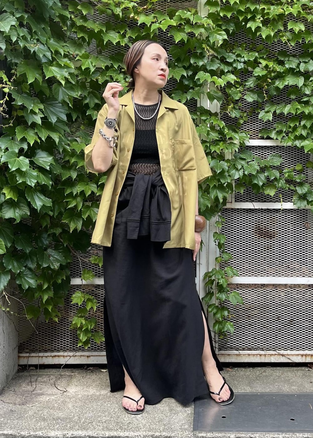 「初夏コーデ、ストリート、大人カジュアル、別注アイテム、ADAM ET ROPÉ、ナチュラル、イエベ秋、乾燥、高身長、トップス、シャツ/ブラウス、キャミソール、ワンピース、GAE05060、GAF05010」｜「ADAM ET ROPE'のリネンマキシワンピース（ワンピース、ブラック系）」を使った、カワバタさん（レディース・166cm）の夏コーディネートの8枚目の写真