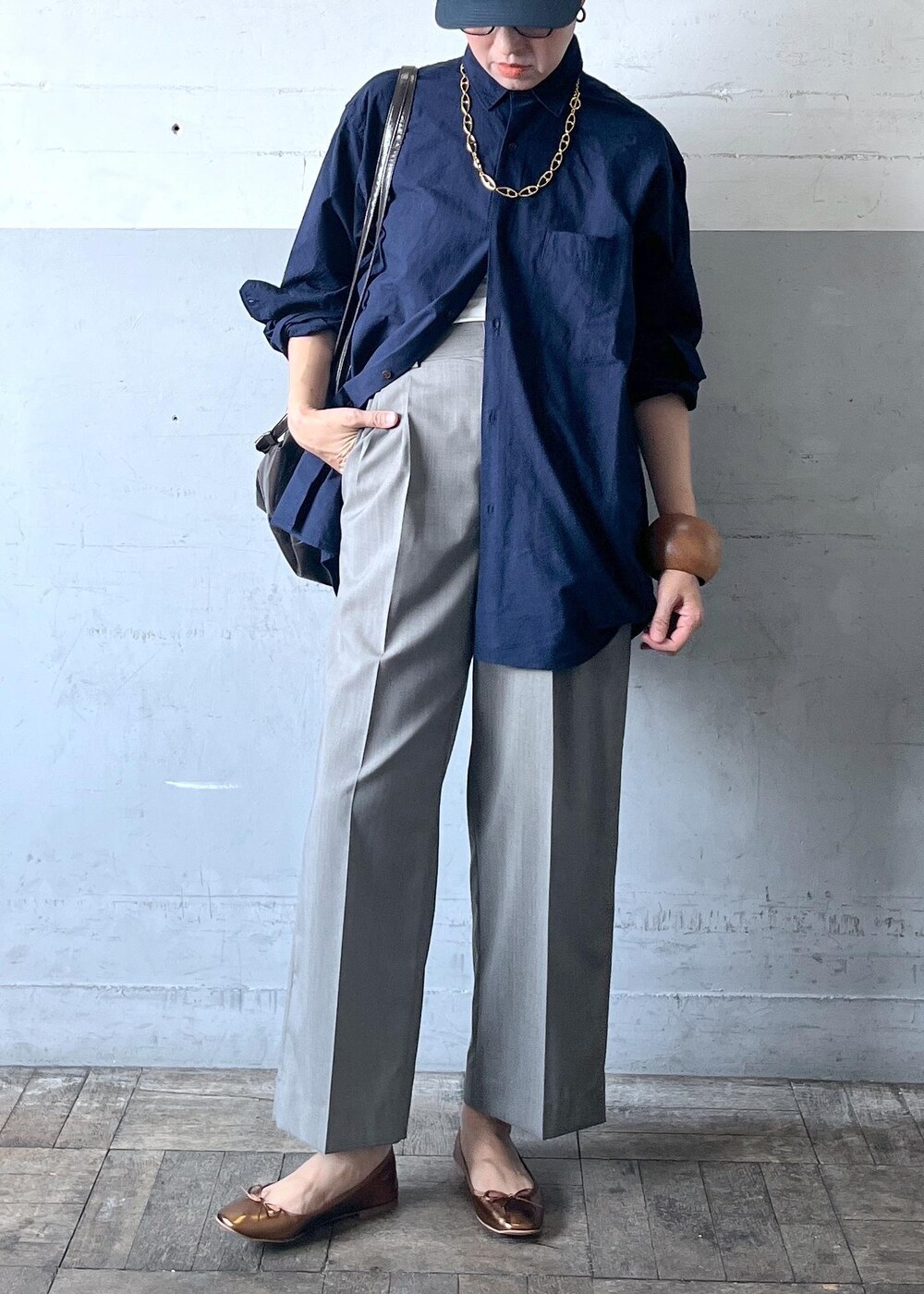 「24aw_style、ブラウン、長袖、ネイビー、シャツ、オーバーサイズ、襟、パンツ、グレー、テーパード、ゴールド、夏コーデ、初秋コーデ、ADAM ET ROPÉ、ナチュラル」|「ADAM ET ROPE'のコットン シルクネップ ルーズシルエット レギュラーカラー シャツ / セットアップ対応 / ロングシーズン着用可能(シャツ/ブラウス、ブルー系)」を使った、カワバタさん(レディース・166cm)の夏コーディネートの2枚目の写真