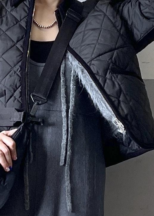 グレー系のつなぎ/オールインワン、グレー系のカーディガン/ボレロ、ホワイト系のスニーカーを着用したレディースの冬コーディネートの6枚目の写真