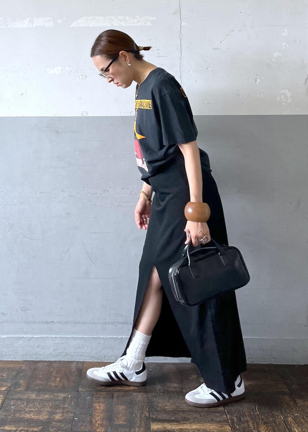 「tanc、アディダス、サンバ、バンドTシャツ、ロックTシャツ、24ss夏の新作、ブラック、レザー、ミニ、レザーバッグ、Tシャツ、半袖、クルーネック、プリント、英字」｜「ADAM ET ROPE'の【サステナブル】ロゴスクエアボストンバッグ（ボストンバッグ、ブラック系）」を使った、カワバタさん（レディース・166cm）の夏コーディネートの4枚目の写真