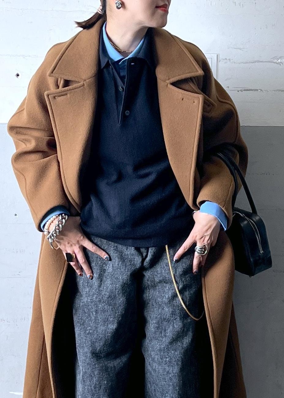 イエロー系のステンカラーコートを着用したレディースの秋コーディネートの8枚目の写真