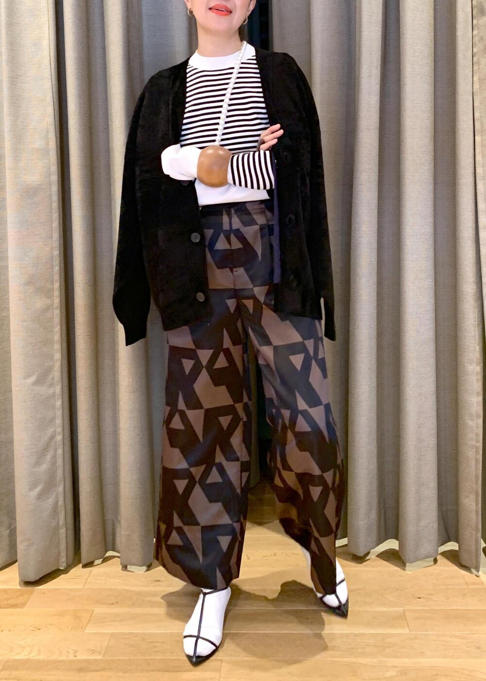 「柄×柄、ロゴ、ブラック、プルオーバー、長袖、ボーダー、ADAM ET ROPÉ、FEMME、HOMME、UNISEX、高身長、骨格ナチュラル、イエベ、大人カジュアル、秋」｜「ADAM ET ROPE'のモールヤーン オーバーサイズ カーディガン / サスティナブル（カーディガン/ボレロ、ブラック系）」を使った、カワバタさん（レディース・166cm）の夏コーディネートの6枚目の写真
