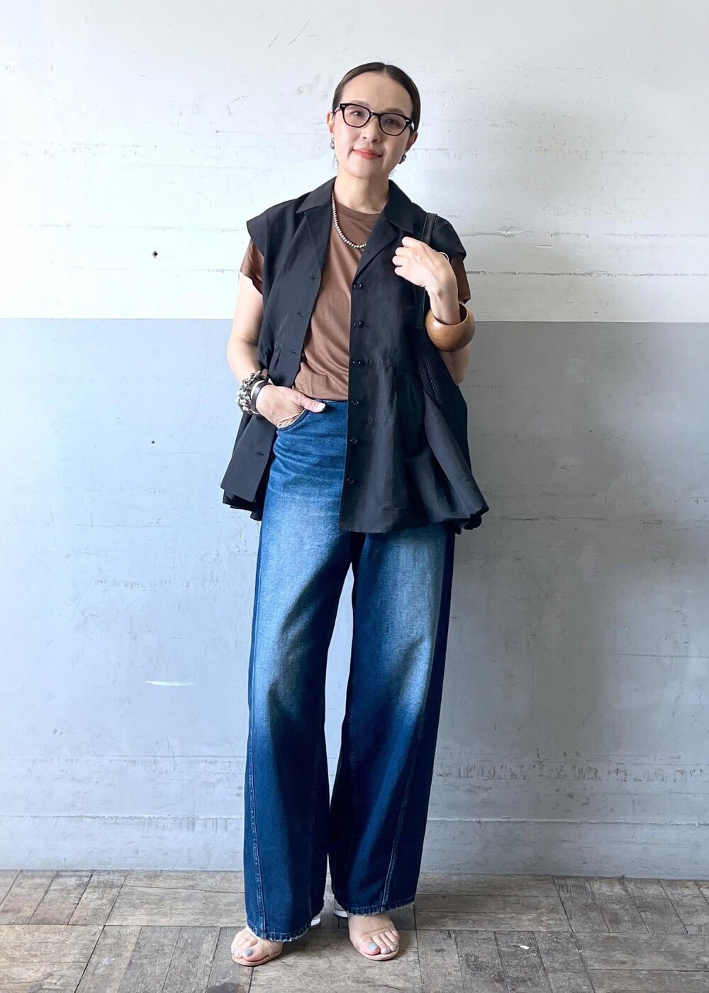 「初夏コーデ、大人カジュアル、ADAM ET ROPÉ、ナチュラル、イエベ秋、乾燥、高身長、トップス、Tシャツ/カットソー、シャツ/ブラウス、パンツ、デニムパンツ、バッグ、ショルダーバッグ、EUM15270」|「ADAM ET ROPE'のメッシュワンショルダーバッグ(ショルダーバッグ、ブラック系)」を使った、カワバタさん(レディース・166cm)の春コーディネートの7枚目の写真