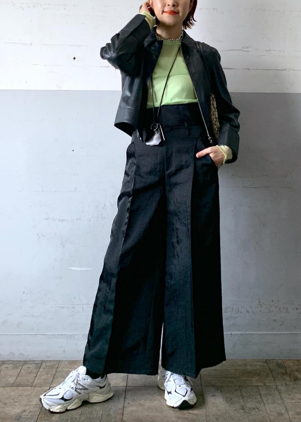 「24ss、シアートップス、ブラック、長袖、ジャケット、レザー、プルオーバー、グリーン、クルーネック、ライトグリーン、ワイド、十分丈、ハイウエスト、スニーカー、ADAM ET ROPÉ」｜「ADAM ET ROPE'のクロップドフェイクレザーブルゾン（ブルゾン、ブラック系）」を使った、カワバタさん（レディース・166cm）の冬コーディネートの2枚目の写真