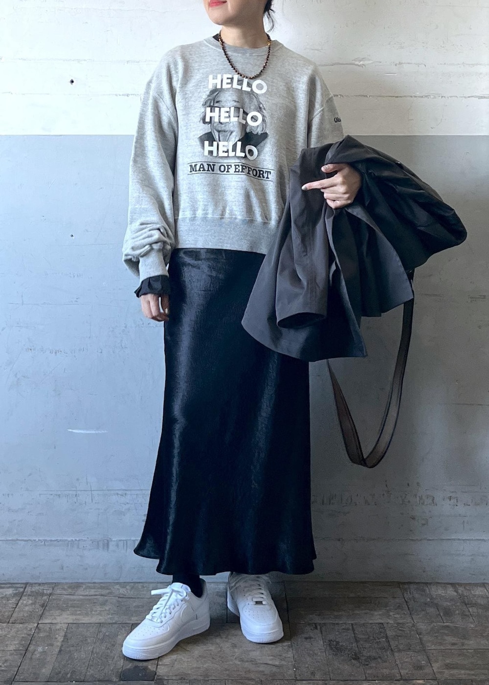 「初春コーデ、大人カジュアル、ADAM ET ROPÉ、ナチュラル、イエベ秋、乾燥、高身長、ジャケット/アウター、トレンチコート、スカート、バッグ、ボストンバッグ、シューズ、スニーカー、EUA74130」｜「NIKEの【NIKE(ナイキ)】ナイキウィメンズエアホース 1'07（スニーカー、ホワイト系）」を使った、カワバタさん（レディース・166cm）の冬コーディネートの6枚目の写真
