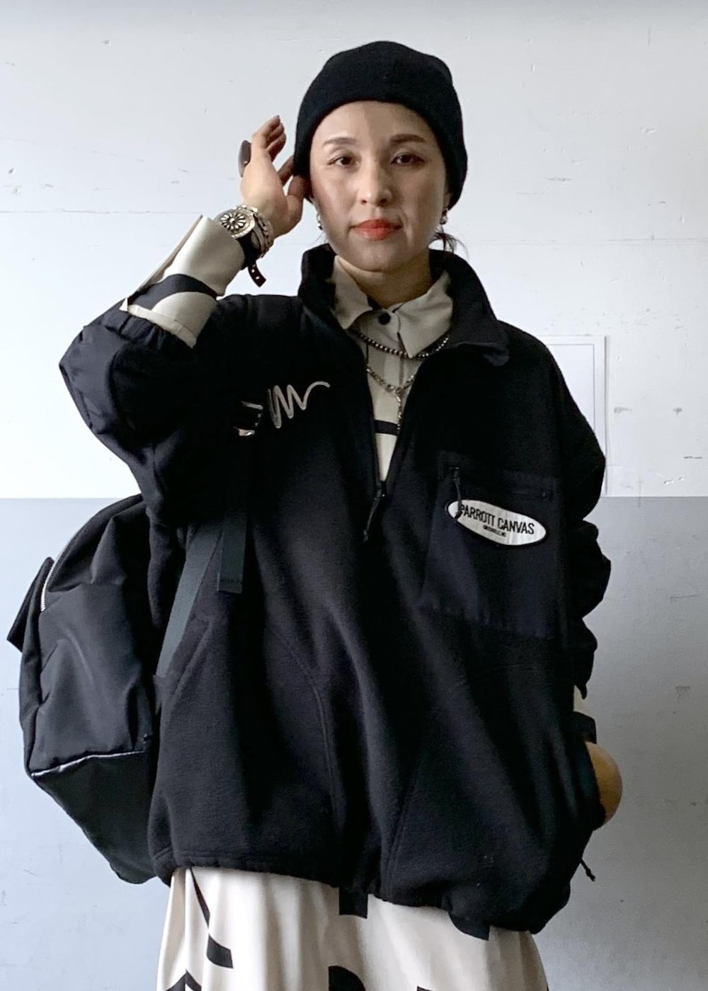「ミックスコーデ、ロングブーツ、ハーフジップ、parrot canvas、レイヤード、アートプリント、ADAM ET ROPÉ、FEMME、高身長、骨格ナチュラル、イエベ、大人カジュアル、スポーティー、秋、冬」|「ADAM ET ROPE'のナロースクエアフラットロングブーツ(ブーツ、ブラック系)」を使った、カワバタさん(レディース・166cm)の秋コーディネートの5枚目の写真