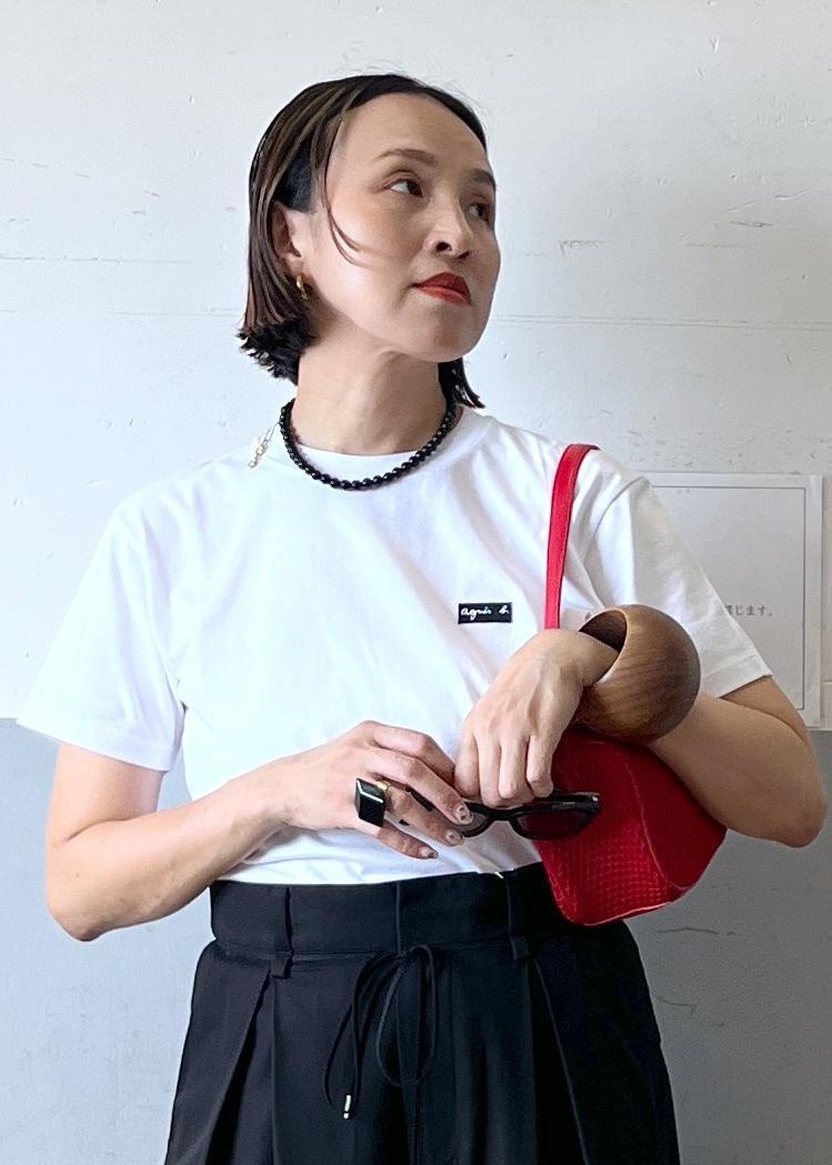 「ADAM ET ROPÉ、ナチュラル、イエベ秋、乾燥、高身長、トップス、Tシャツ/カットソー、パンツ、バッグ、ハンドバッグ、シューズ、スニーカー、アクセサリー、ネックレス、EUA75010」|「ADAM ET ROPE'のドロストドカンパンツ(その他パンツ、ブラック系)」を使った、カワバタさん(レディース・166cm)の夏コーディネートの3枚目の写真