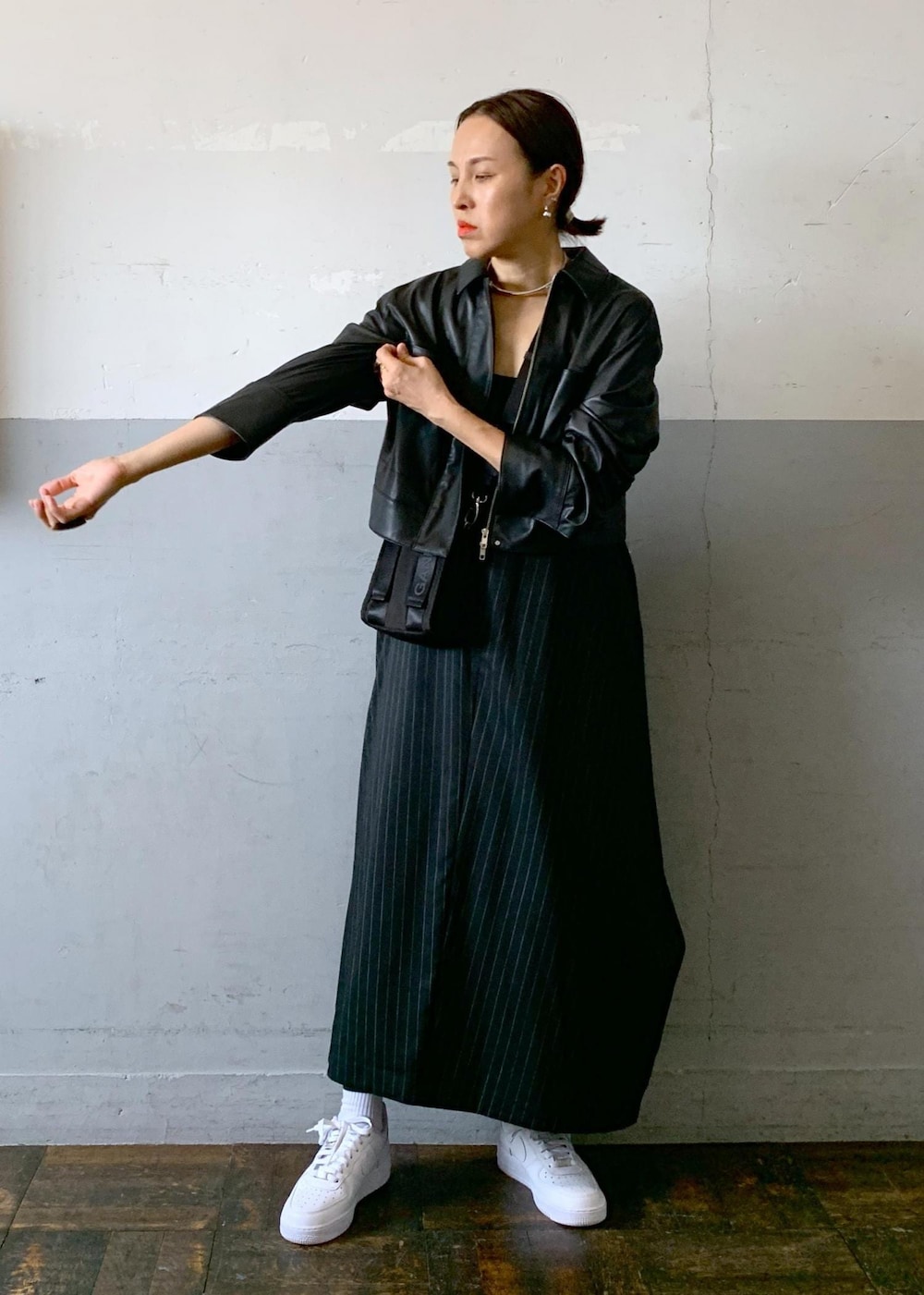 「GANNI、NIKE、ナイキ、フェイクレザー、ワンピース、ロング丈、スクエアネック、スニーカー、ADAM ET ROPÉ、FEMME、高身長、骨格ナチュラル、イエベ、大人カジュアル、秋」|「ADAM ET ROPE'の【GANNI】Recycled tech Mini Tote(トートバッグ、ブラック系)」を使った、カワバタさん(レディース・166cm)の夏コーディネートの5枚目の写真