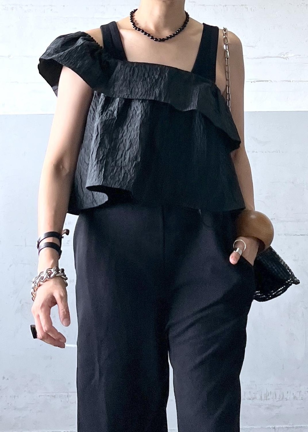 「チェーン、チェーンバッグ、ブラック、ショルダーバッグ、巾着、パンツ、ワイド、ノースリーブ、ペタンコ、初夏コーデ、夏コーデ、お出かけコーデ、旅行コーデ、モード、大人カジュアル」｜「ADAM ET ROPE'の【BIGOTRE(ビゴター)】PURSE METAL MINI（ハンドバッグ、ブラック系）」を使った、カワバタさん（レディース・166cm）の夏コーディネートの6枚目の写真