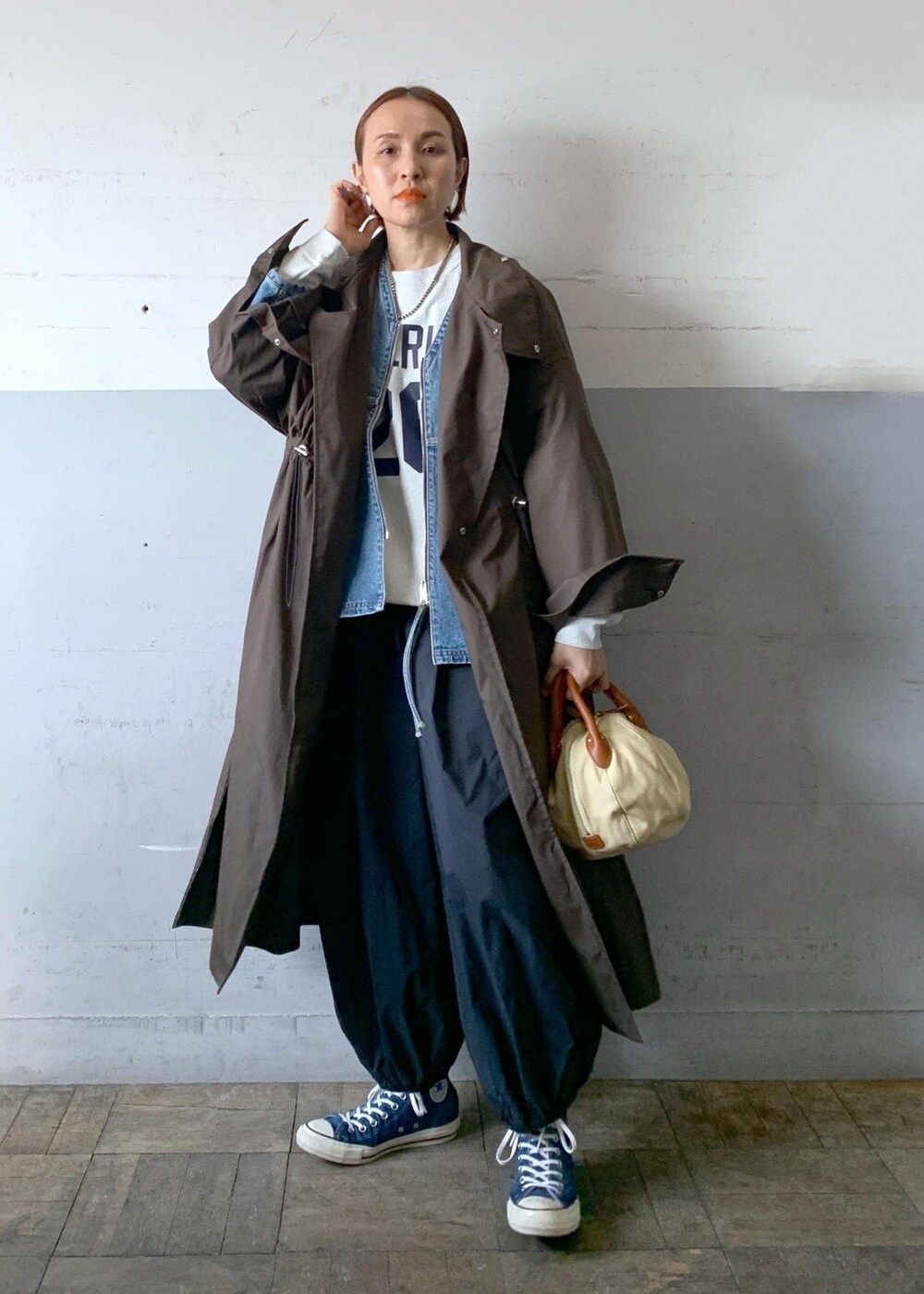 「チャンピオン、champion、別注、デニムオンデニム、長袖、ロング、コート、オーバーサイズ、Tシャツ、カットソー、ADAM ET ROPÉ、FEMME、高身長、骨格ナチュラル、イエベ」｜「ADAM ET ROPE'の【サステナブル】フリンジアジャストデニムパンツ（デニムパンツ、ブルー系）」を使った、カワバタさん（レディース・166cm）の冬コーディネートの9枚目の写真
