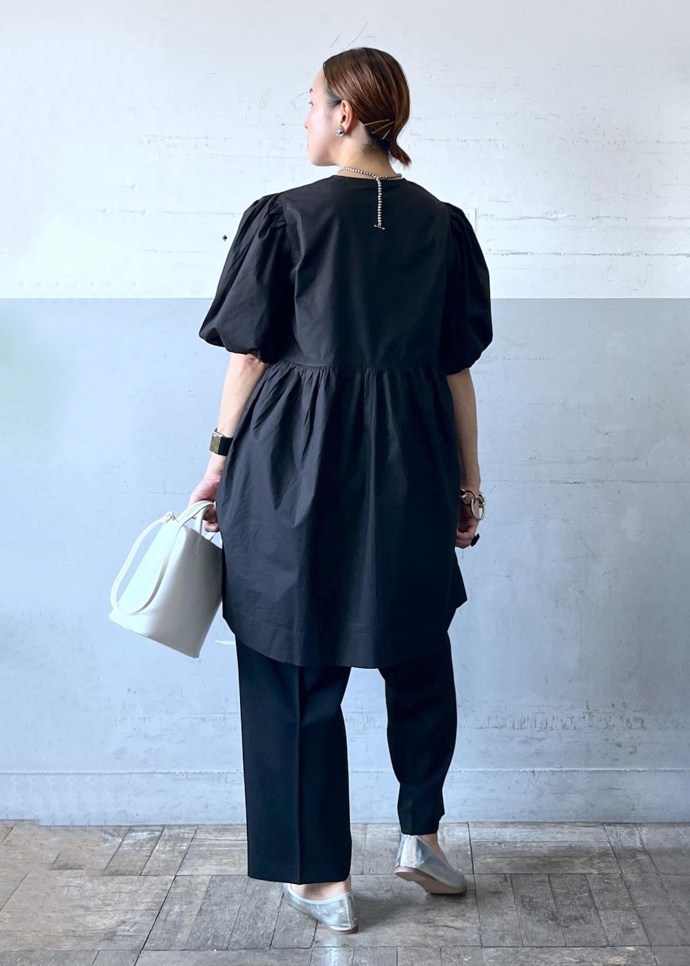 「ganni、ガニー、ホワイト、ショルダーバッグ、ミニ、ブラック、ブラウス、シャツ、半袖、ノーカラー、ボリュームスリーブ、五分袖、パフスリーブ、チュニック、ワンピース」｜「ADAM ET ROPE'のダブルポケット2wayバッグ（ハンドバッグ、ホワイト系）」を使った、カワバタさん（レディース・166cm）の夏コーディネートの4枚目の写真