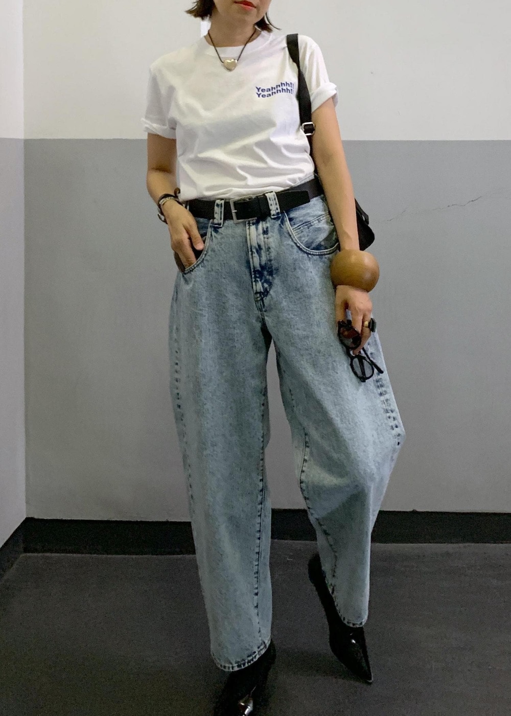 「サングラス、GANNI、TANGTANG、ベルト、ブラック、プルオーバー、Tシャツ、ロゴ、半袖、クルーネック、デニム、ADAM ET ROPÉ、FEMME、HOMME、高身長」|「TANGTANGの【TANG TANG】INSIDEOUT Tee(Tシャツ/カットソー、ホワイト系)」を使った、カワバタさん(レディース・166cm)の夏コーディネートの6枚目の写真