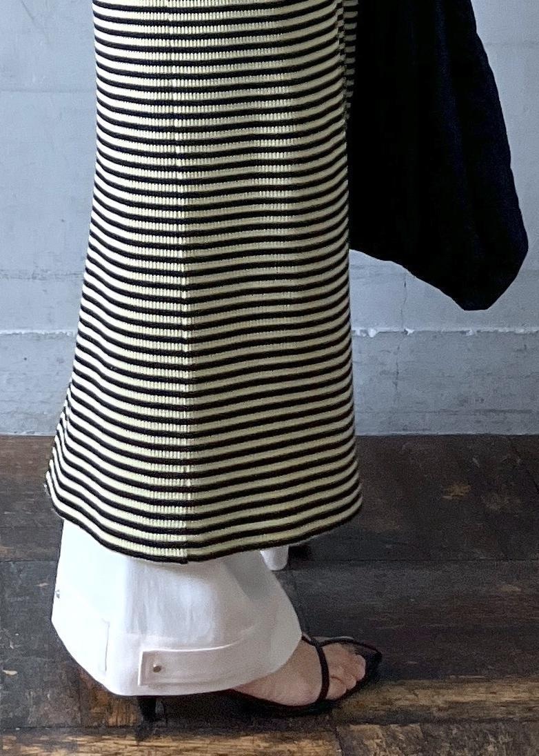 ブラック系のサンダル、グリーン系のワンピース、ホワイト系のその他パンツを着用したレディースの春コーディネートの5枚目の写真