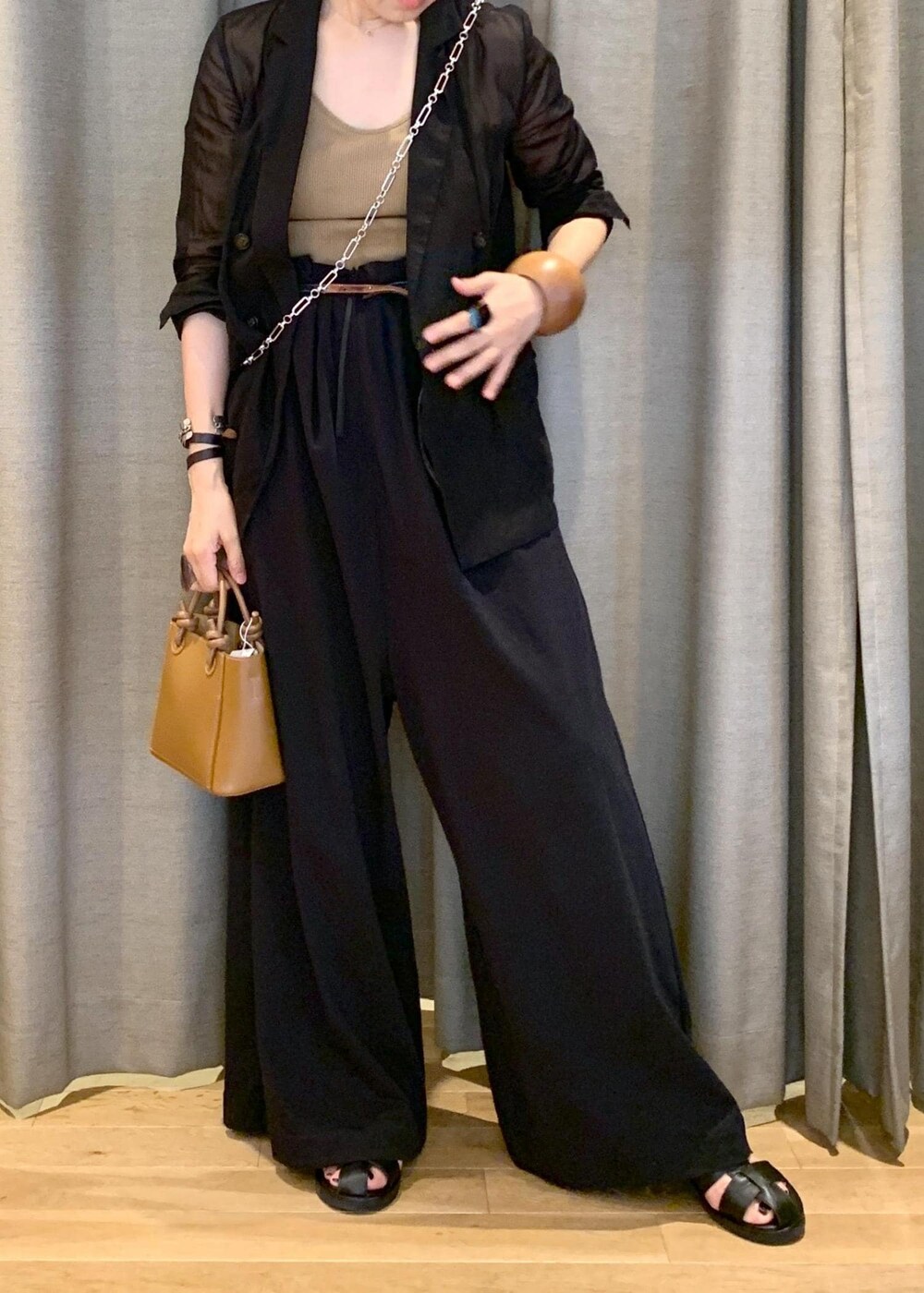 「逸品、アレンジ、ブラック、パンツ、ワイド、オールインワン、ADAM ET ROPÉ、FEMME、高身長、骨格ナチュラル、イエベ、大人カジュアル、モード、夏、夏コーデ」|「ADAM ET ROPE'のカットロンパース(つなぎ/オールインワン、ブラック系)」を使った、カワバタさん(レディース・166cm)の夏コーディネートの3枚目の写真