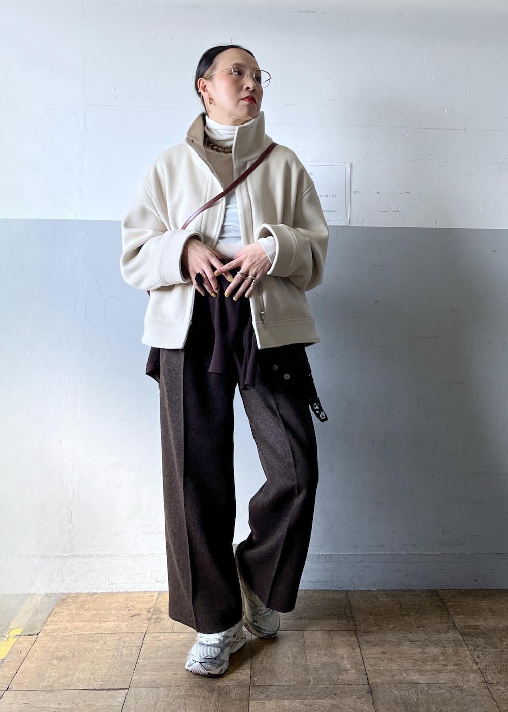 ホワイト系のTシャツ/カットソー、ブラウン系のショルダーバッグ、ブラウン系のその他パンツを着用したレディースの秋コーディネートの10枚目の写真