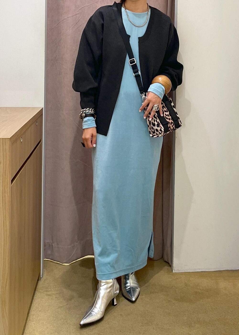 「ボタニカルワンピース、ショートブーツ、ミニ、スクエア、レオパード、長袖、セットアップ、ノーカラー、ブルー、ロング、クルーネック、スリット、マキシ、タイトワンピース、Iライン」｜「GANNIの【GANNI for ADAM ET ROPE'】Recycled tech Mini Tote（トートバッグ、ベージュ系）」を使った、カワバタさん（レディース・166cm）の秋コーディネートの2枚目の写真