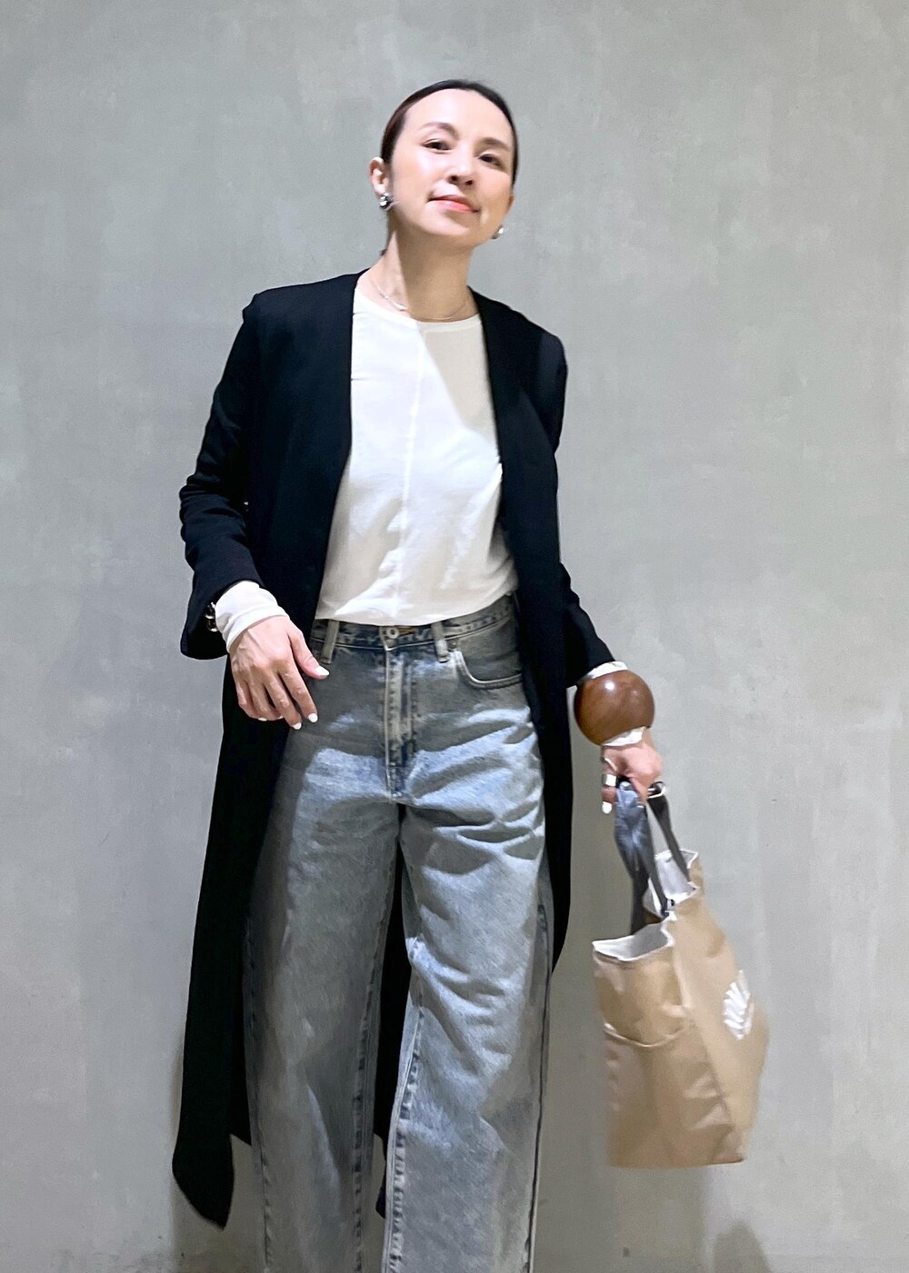 「ご近所コーデ、春コーデ、授業参観日コーデ、大人カジュアル、カジュアルコーデ、ADAM ET ROPÉ、ナチュラル、イエベ秋、乾燥、高身長、トップス、Tシャツ/カットソー、パンツ、デニムパンツ、ワンピース」|「ADAM ET ROPE'の【サスティナブル・洗える】エアリーシアーカフスカットソー(Tシャツ/カットソー、ホワイト系)」を使った、カワバタさん(レディース・166cm)の冬コーディネートの5枚目の写真