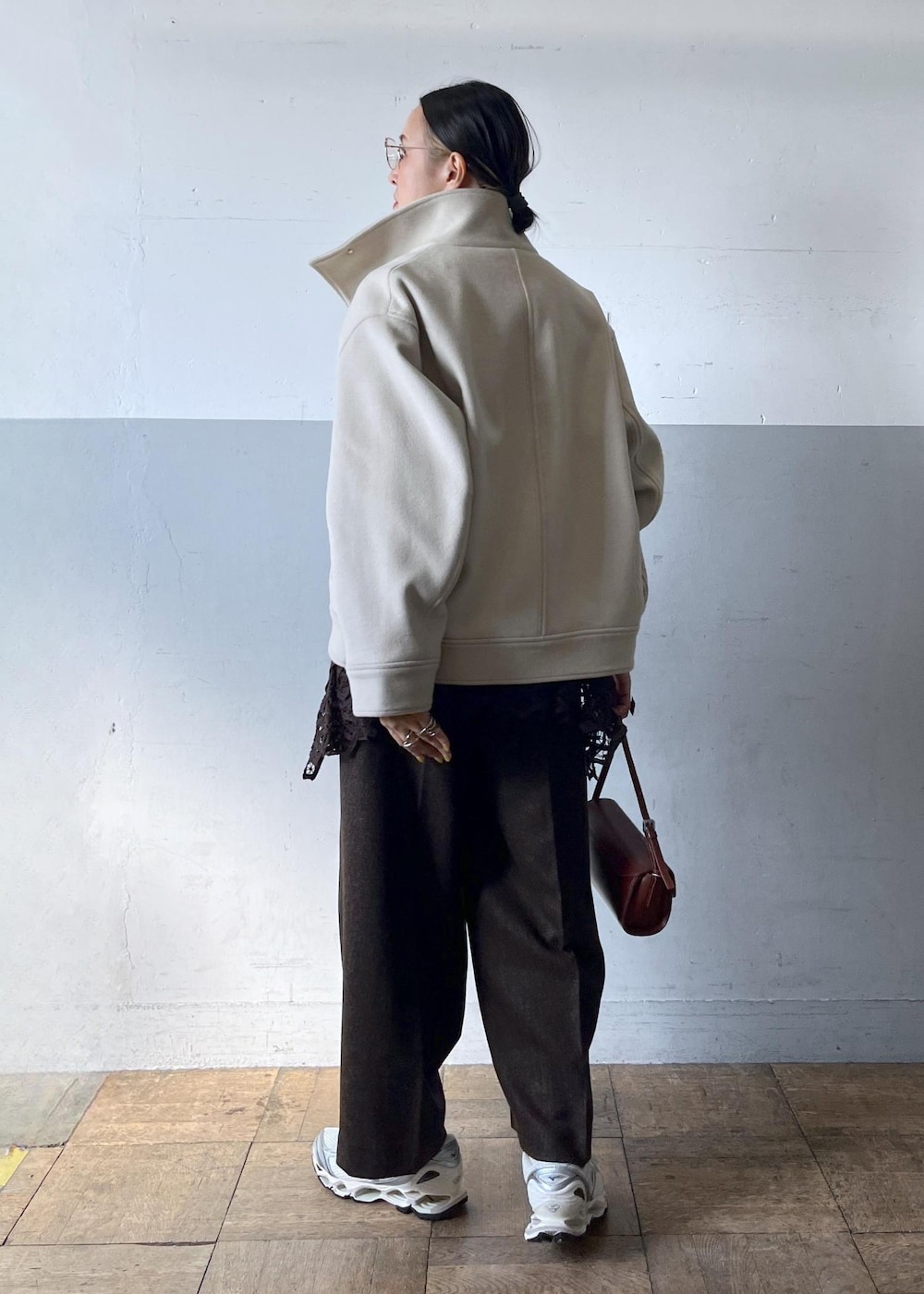 ホワイト系のTシャツ/カットソー、ブラウン系のショルダーバッグ、ブラウン系のその他パンツを着用したレディースの秋コーディネートの5枚目の写真