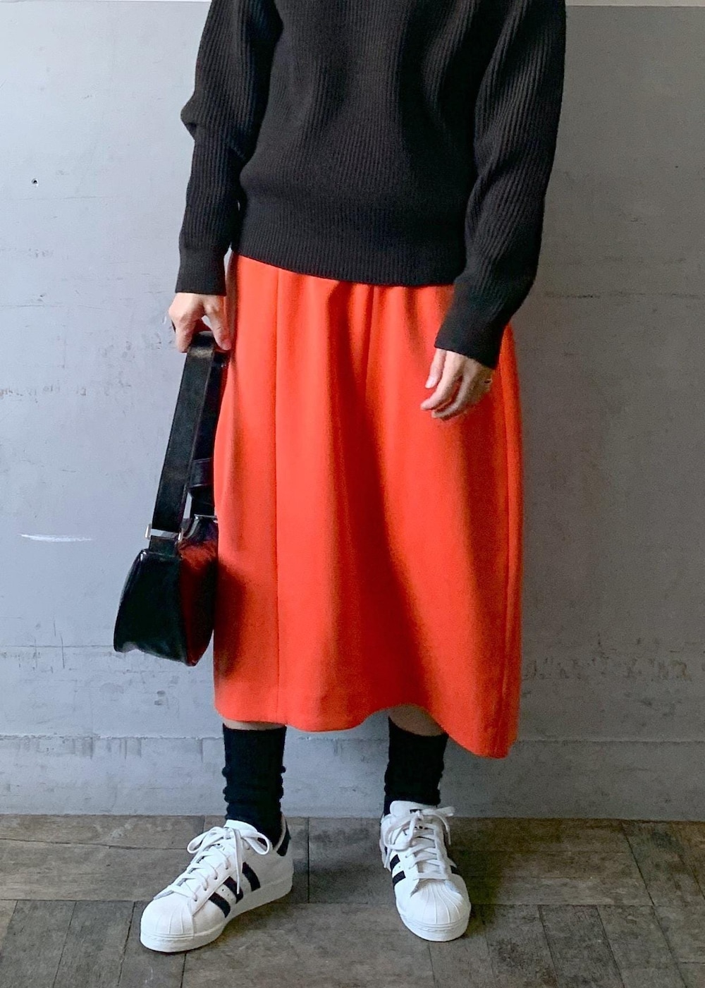 「auralee、オーラリー、adidas、スーパースター、ブラック、ショルダーバッグ、ニット、スカート、スニーカー、ADAM ET ROPÉ、FEMME、高身長、骨格ナチュラル、イエベ、大人カジュアル」｜「ADAM ET ROPE'の【サステナブル】メタリックむすびショルダーバッグ（ショルダーバッグ、ブラック系）」を使った、カワバタさん（レディース・166cm）の冬コーディネートの5枚目の写真