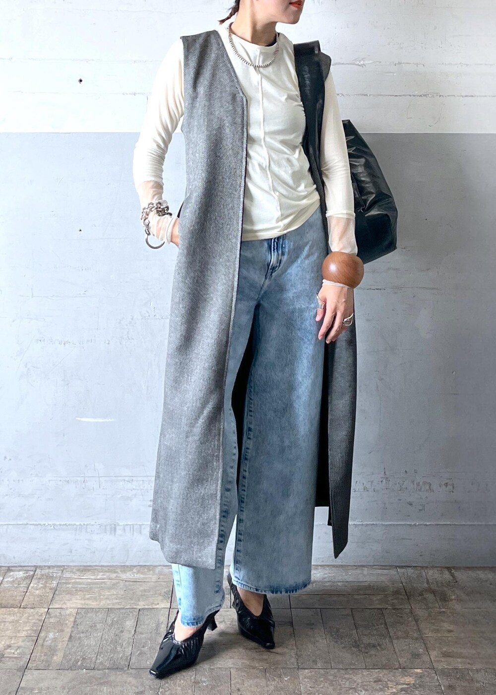 「じれ、ジレ、ツイード、anggae、ニードバイ、needby、長袖、ブラック、ノースリーブ、Vネック、ライトブルー、カットソー、クルーネック、デニム、ポインテッドトゥ」|「ADAM ET ROPE'のMOLレザーギャザーパンプス(パンプス、ブラック系)」を使った、カワバタさん(レディース・166cm)の夏コーディネートの2枚目の写真