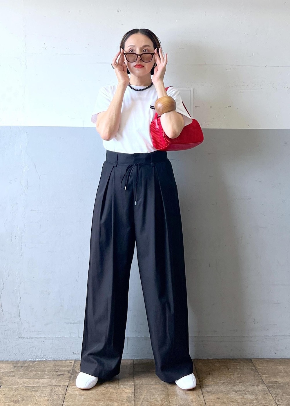 「ADAM ET ROPÉ、ナチュラル、イエベ秋、乾燥、高身長、トップス、Tシャツ/カットソー、パンツ、バッグ、ハンドバッグ、シューズ、スニーカー、アクセサリー、ネックレス、EUA75010」|「ADAM ET ROPE'のドロストドカンパンツ(その他パンツ、ブラック系)」を使った、カワバタさん(レディース・166cm)の夏コーディネートの8枚目の写真