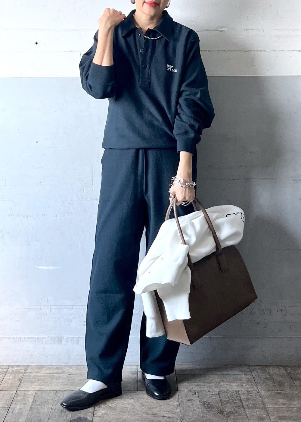 「春コーデ、ADAM ET ROPÉ、ナチュラル、イエベ秋、乾燥、高身長、トップス、スウェット、カーディガン、パンツ、バッグ、トートバッグ、財布/小物、キーホルダー、EUM35890」｜「ADAM ET ROPE'の2WAYスウェットニットカーディガン（カーディガン/ボレロ、ホワイト系）」を使った、カワバタさん（レディース・166cm）の冬コーディネートの6枚目の写真