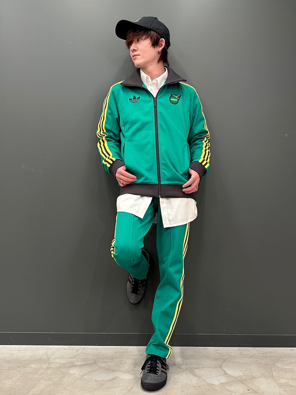 グリーン系のジャージ、グリーン系のスウェットパンツ、グレー系のスニーカーを着用したメンズの冬コーディネートの2枚目の写真